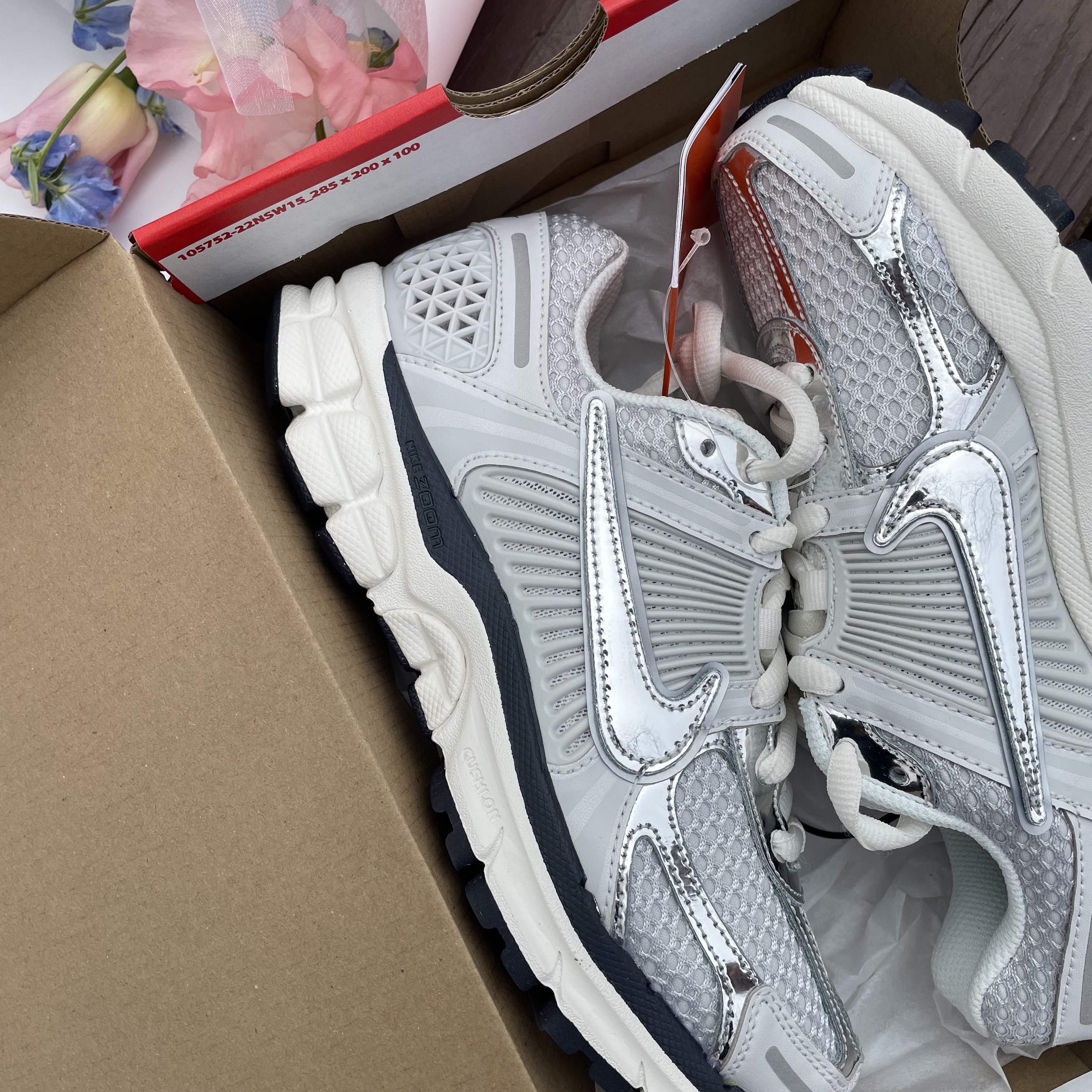 (W) Nike Zoom Vomero 5 Photon Dust and Metallic Silver 착용 스타일