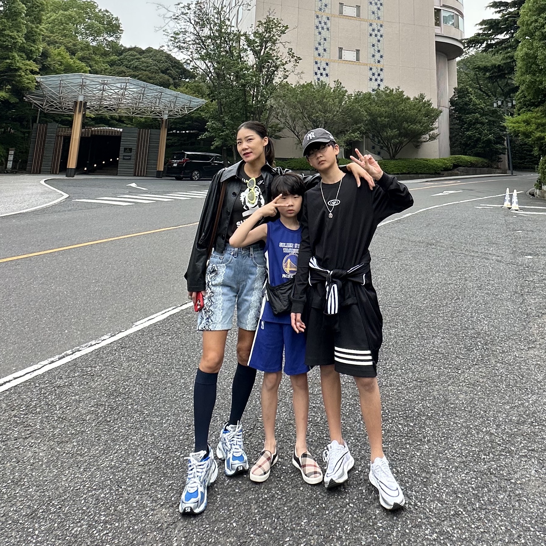(W) MM6 Maison Margiela Cropped Trench Jacket Black, Balenciaga Runner Sneakers Blue White 착용 스타일 - 1