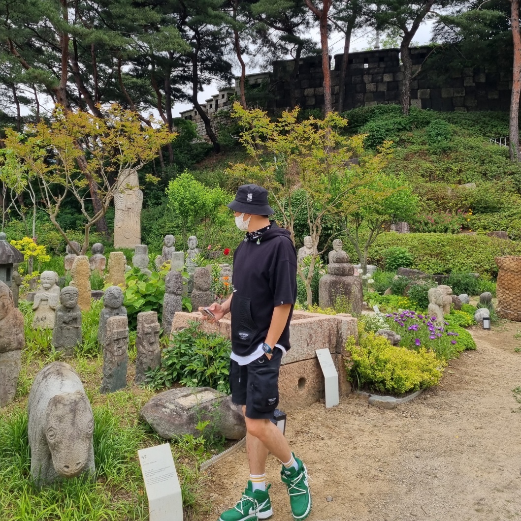 나이키 x 오프화이트 에어포스 1 미드 SP 레더 파인 그린 착용 스타일 - 1