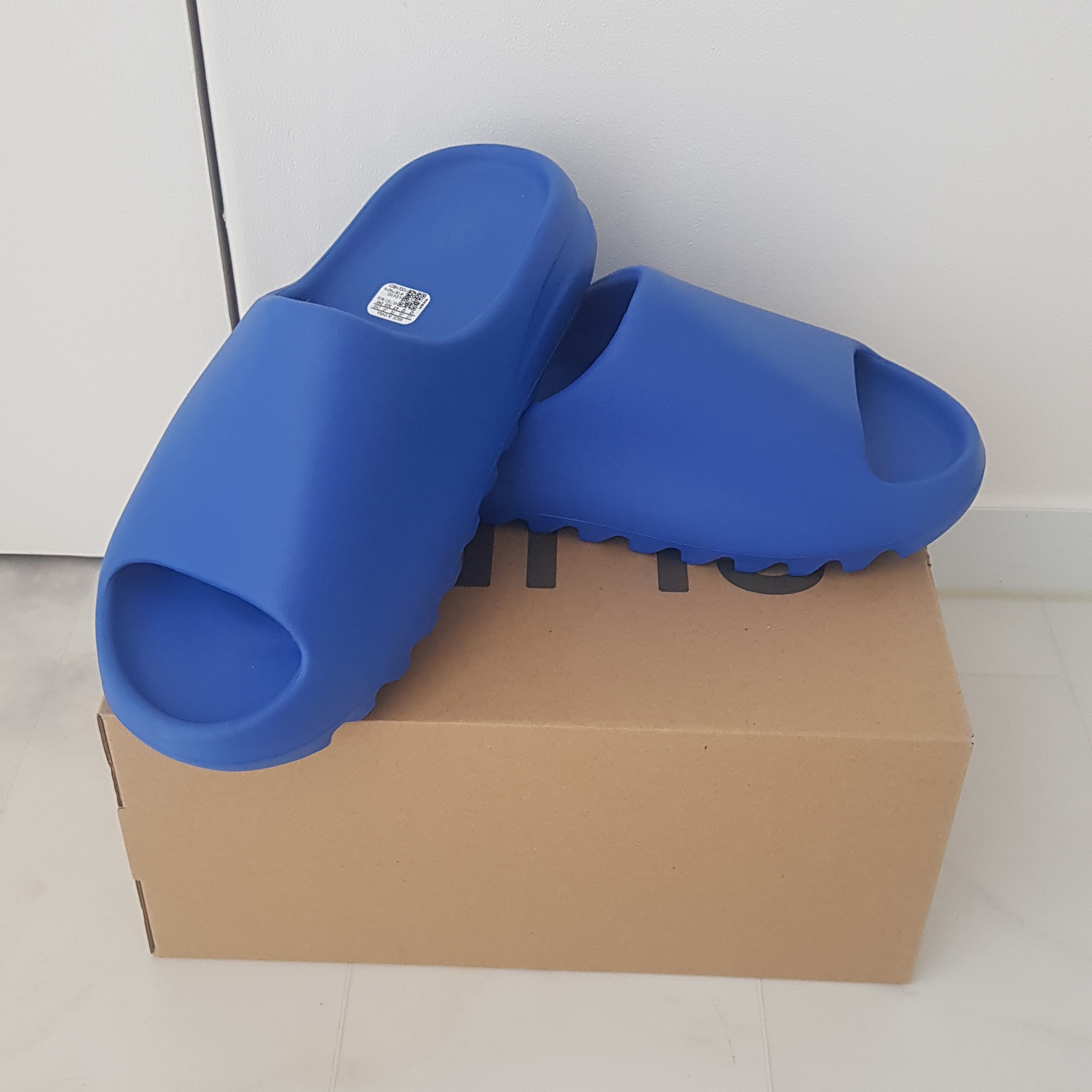 Adidas Yeezy Slide Azure 착용 스타일 - 2