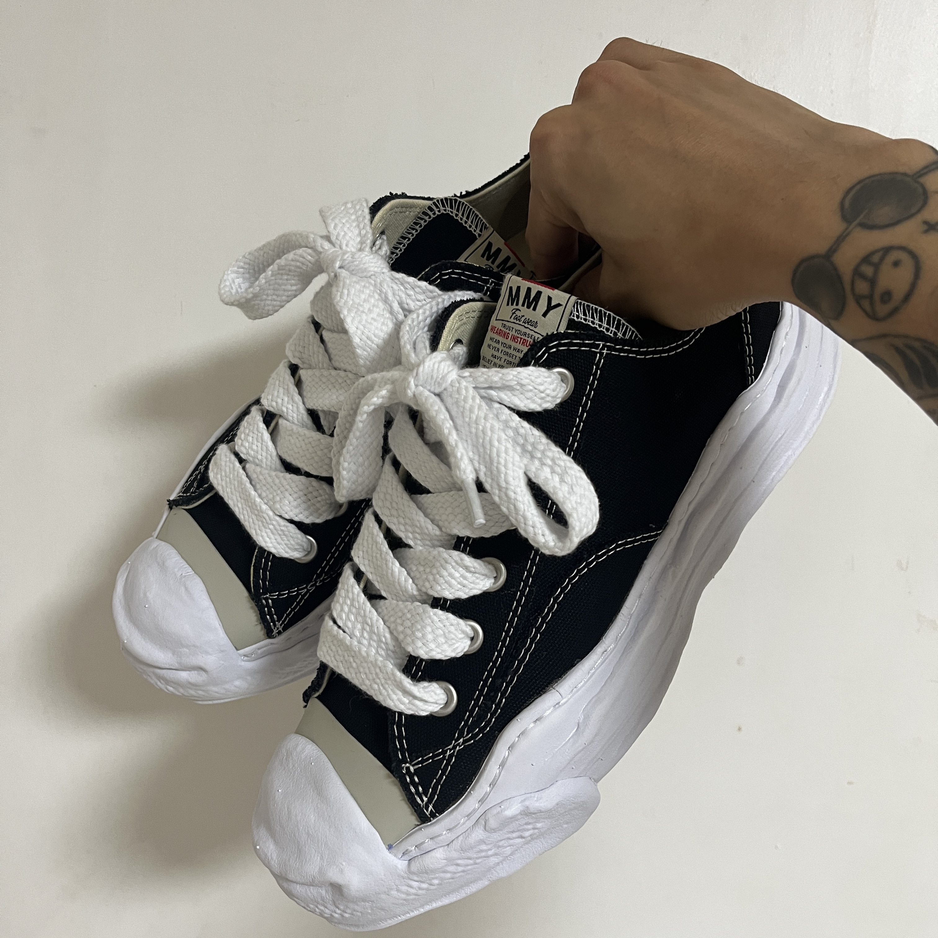 Maison Mihara Yasuhiro Hank OG Sole Canvas Low-top Sneakers Black 착용 스타일