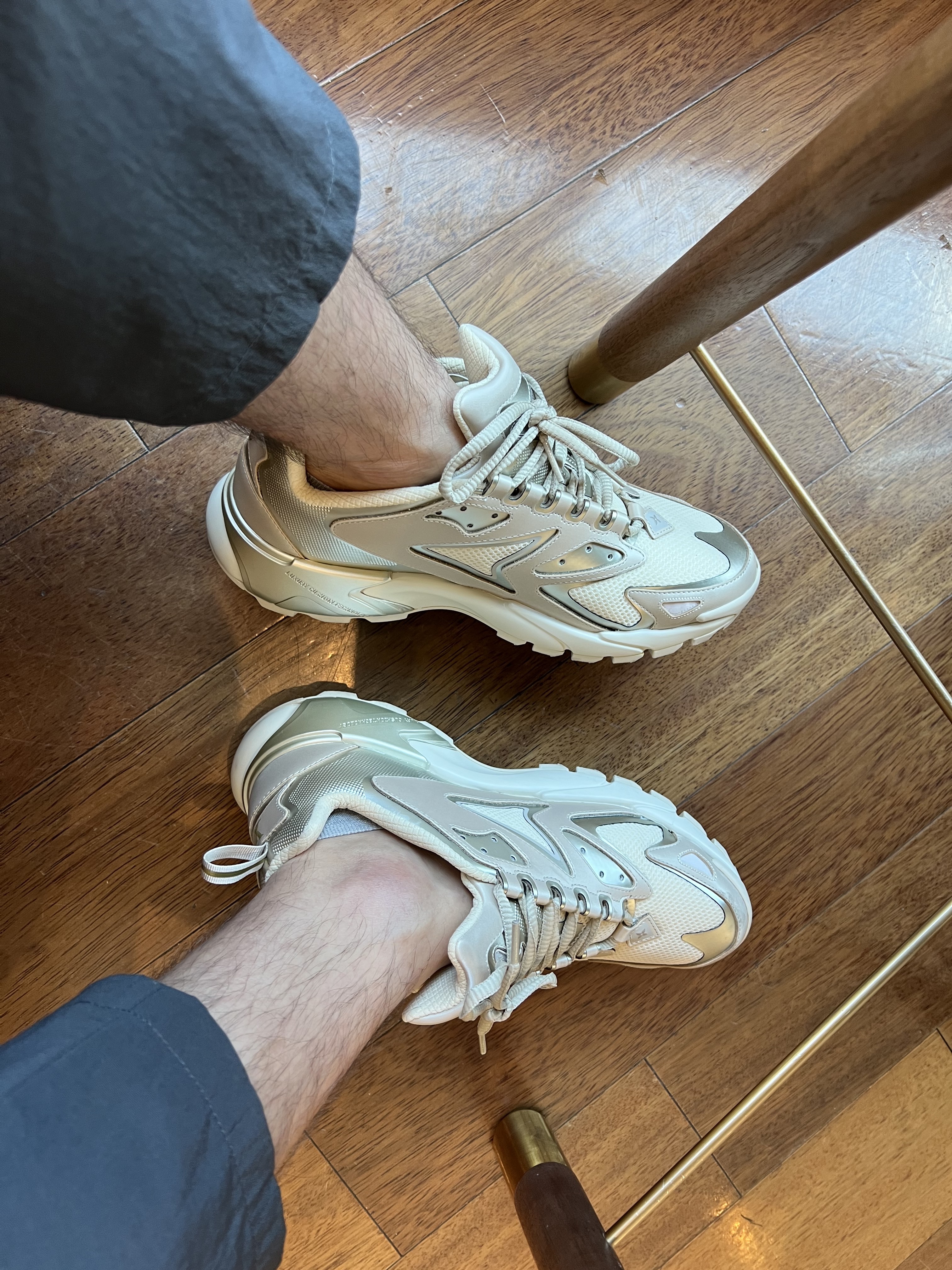 Louis Vuitton Runner Tatic Sneakers Beige 착용 스타일 - 3