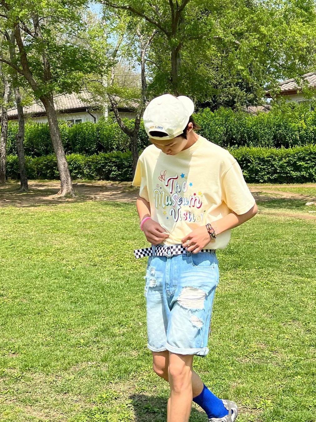 The Museum Visitor Party Glitter Logo T-Shirts Yellow, The Museum Visitor Bookle Flower Ballcap Ivory 착용 스타일