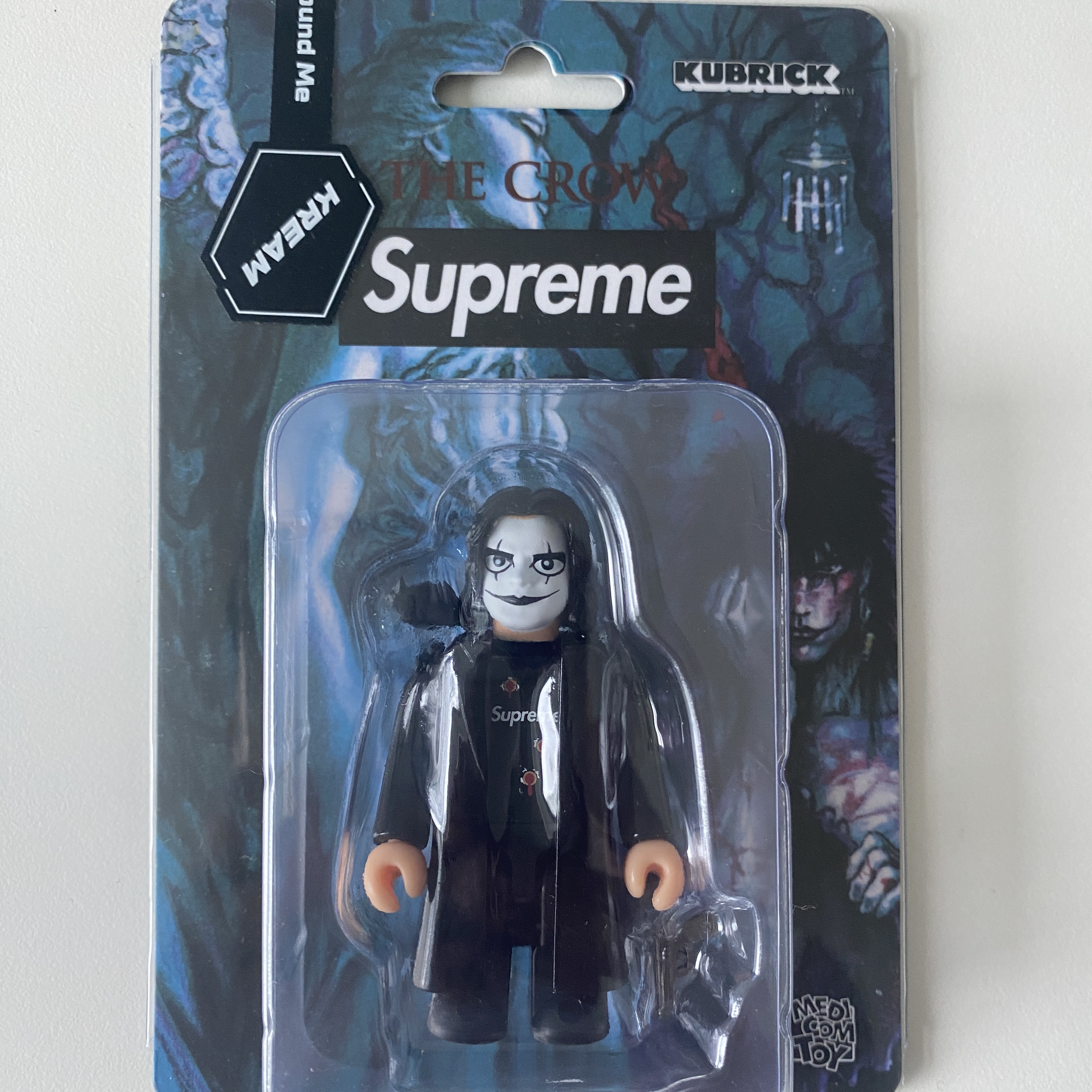 Supreme x The Crow Kubrick 100% Black - 21FW 착용 스타일