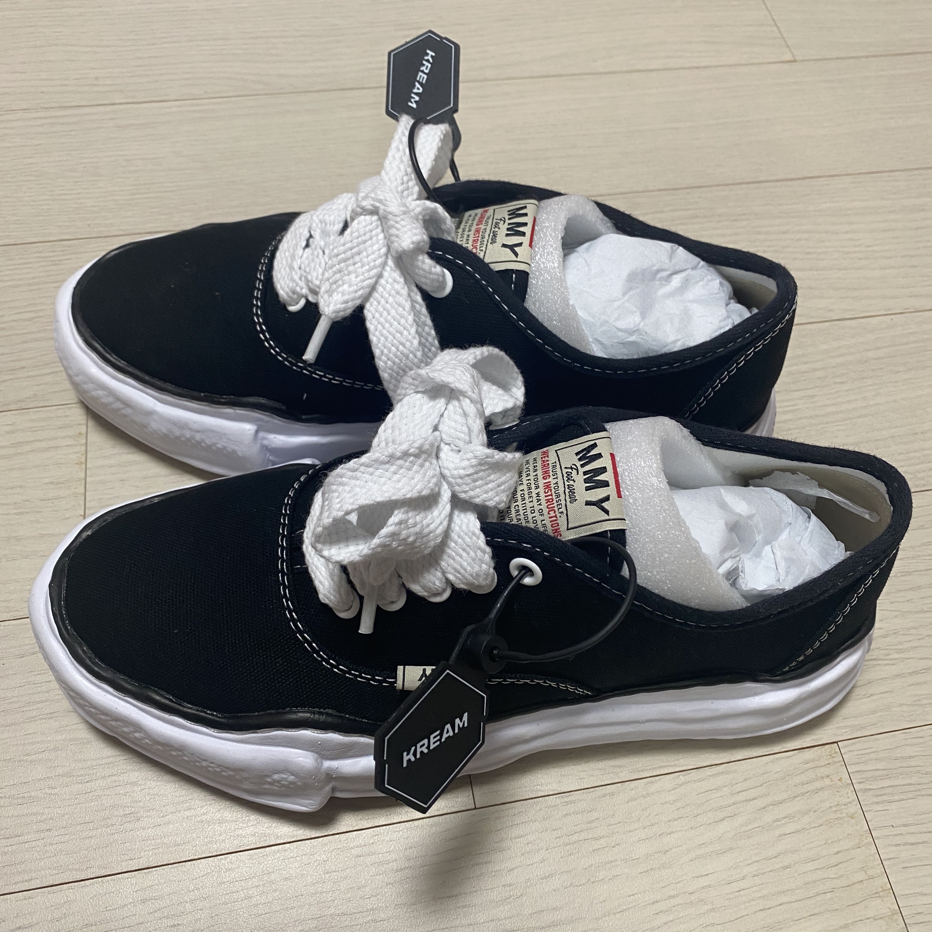Maison Mihara Yasuhiro Baker OG Sole Canvas Low Cut Sneakers Black 착용 스타일