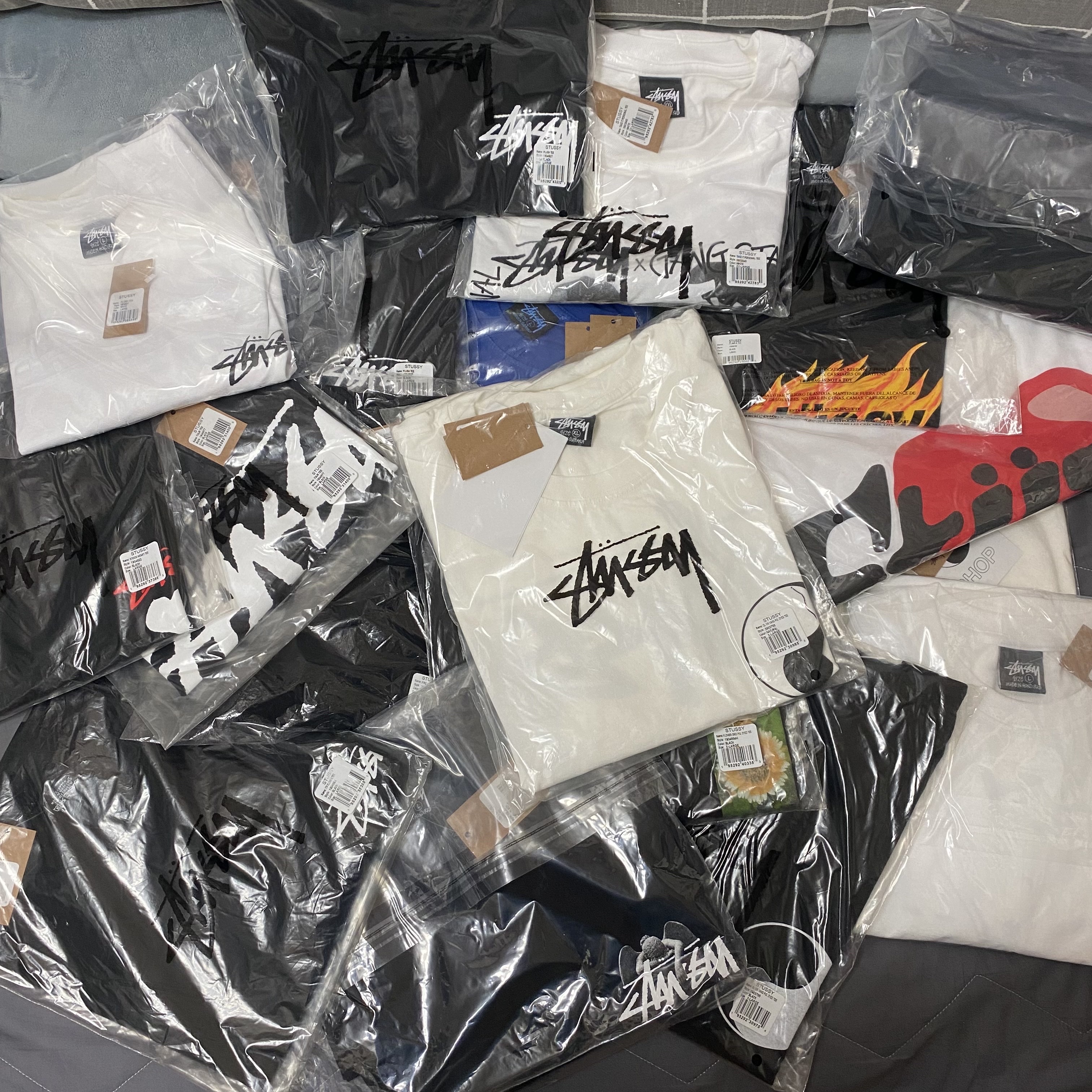 Stussy Melted T-Shirt Black, Stussy ITP Flower T-Shirt Black 착용 스타일