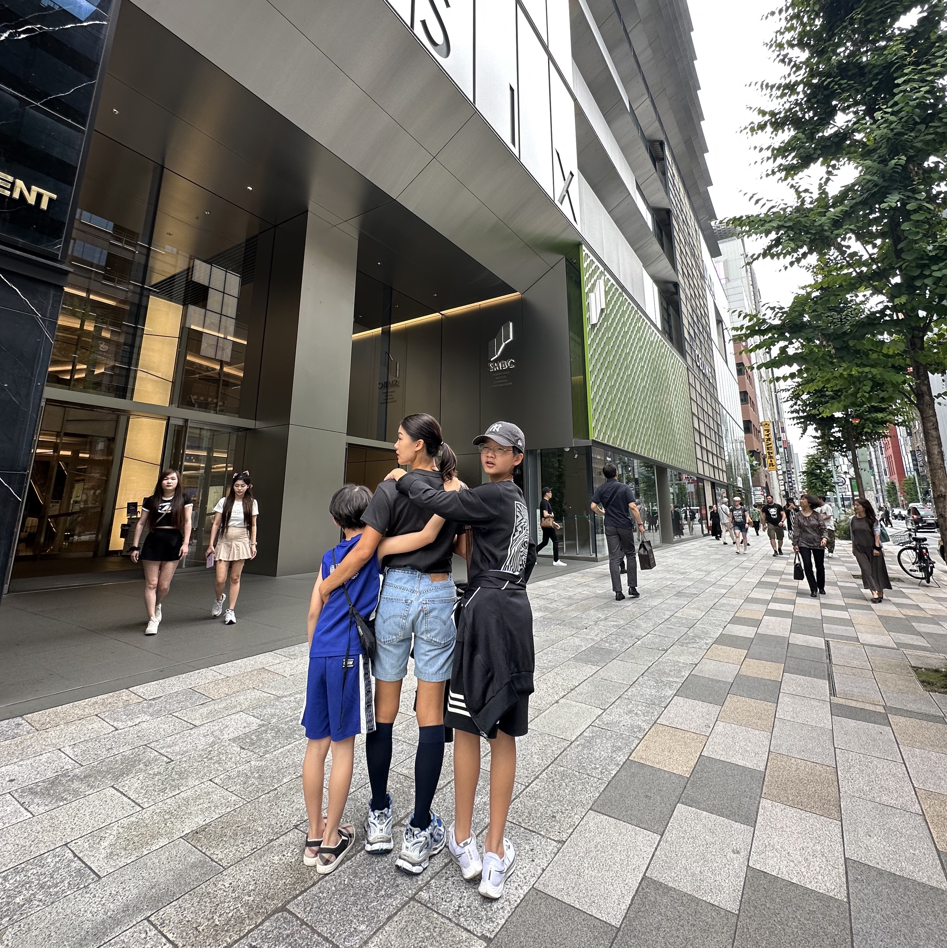 (W) MM6 Maison Margiela Cropped Trench Jacket Black, Balenciaga Runner Sneakers Blue White 착용 스타일 - 4
