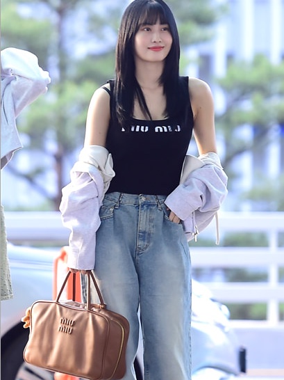 Miu Miu Leather Top Handle Bag Cognac 착용 스타일