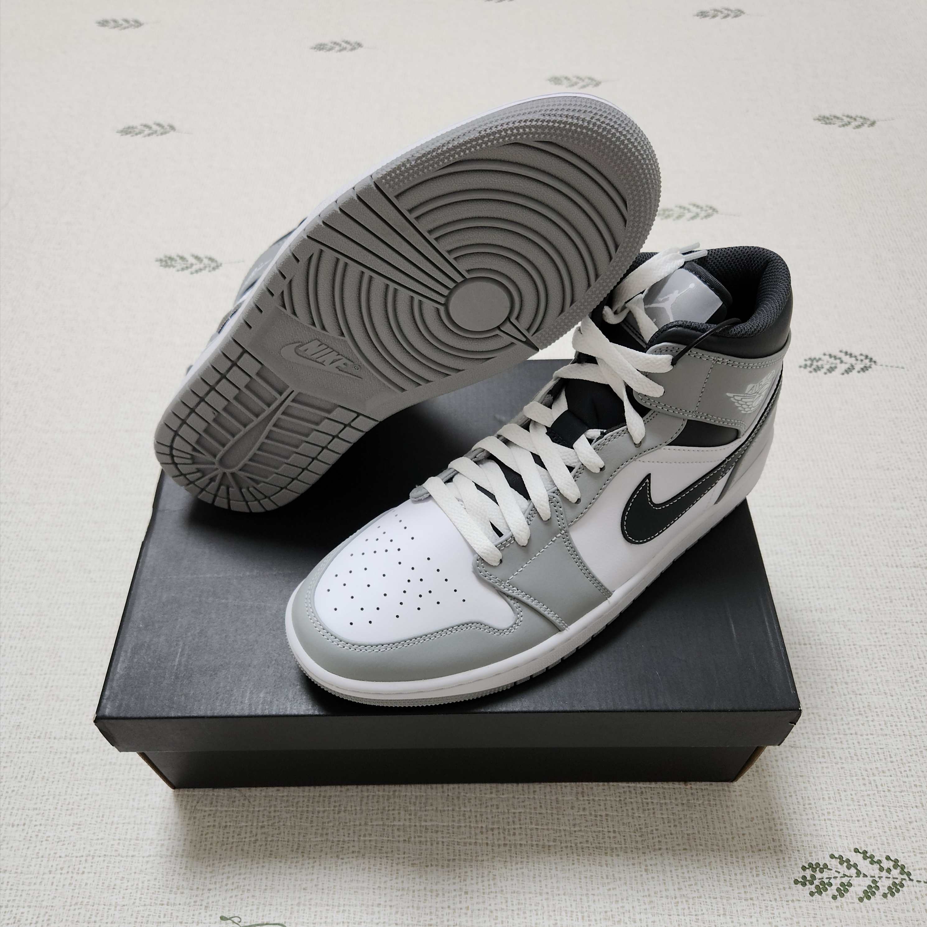 Jordan 1 Mid Light Smoke Grey Anthracite 착용 스타일 - 2