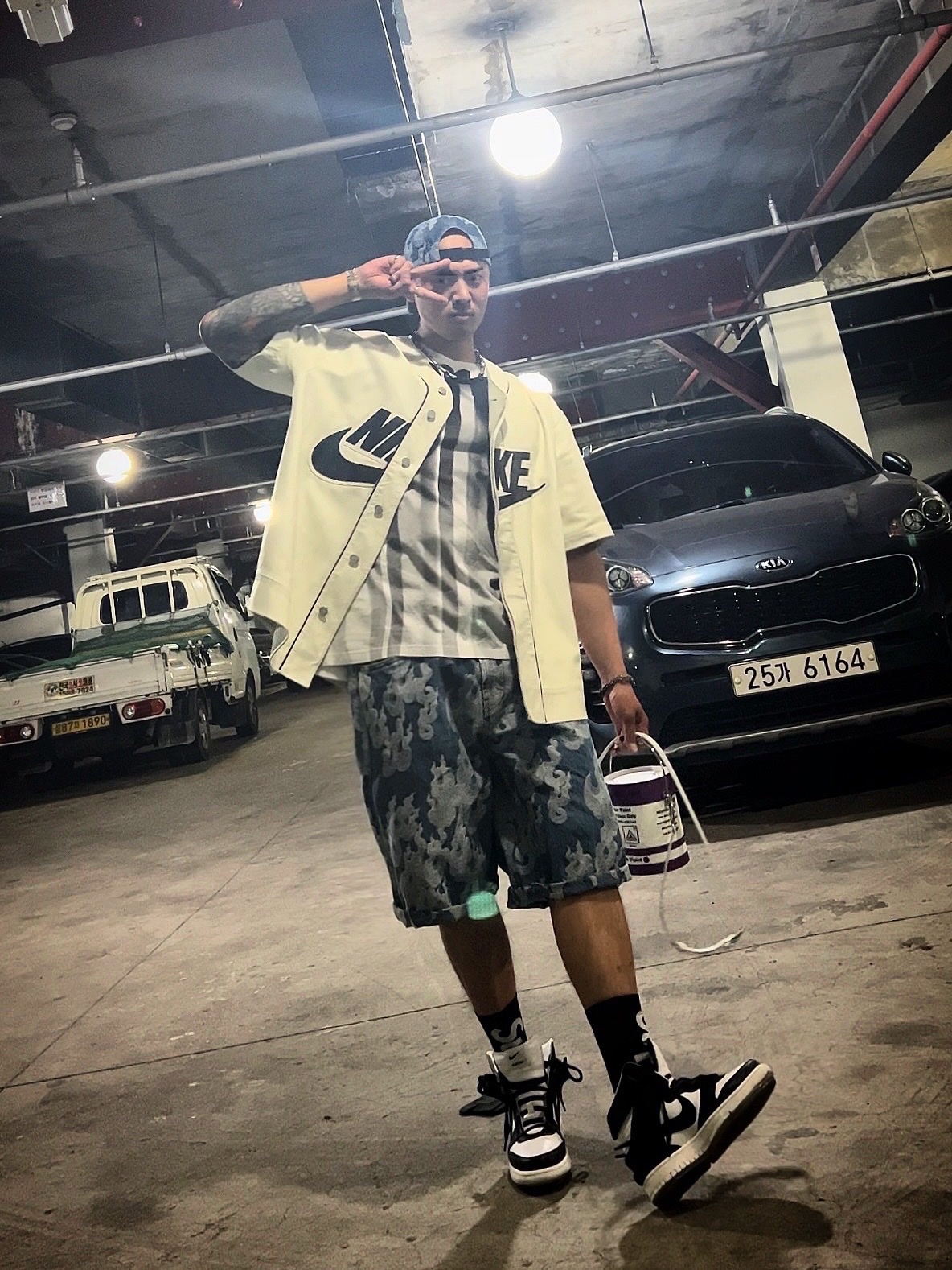 Supreme Flames Jacquard Denim Camp Cap Washed Indigo - 23SS, Supreme Flames Jacquard Baggy Denim Shorts Washed Indigo - 23SS 착용 스타일 - 1