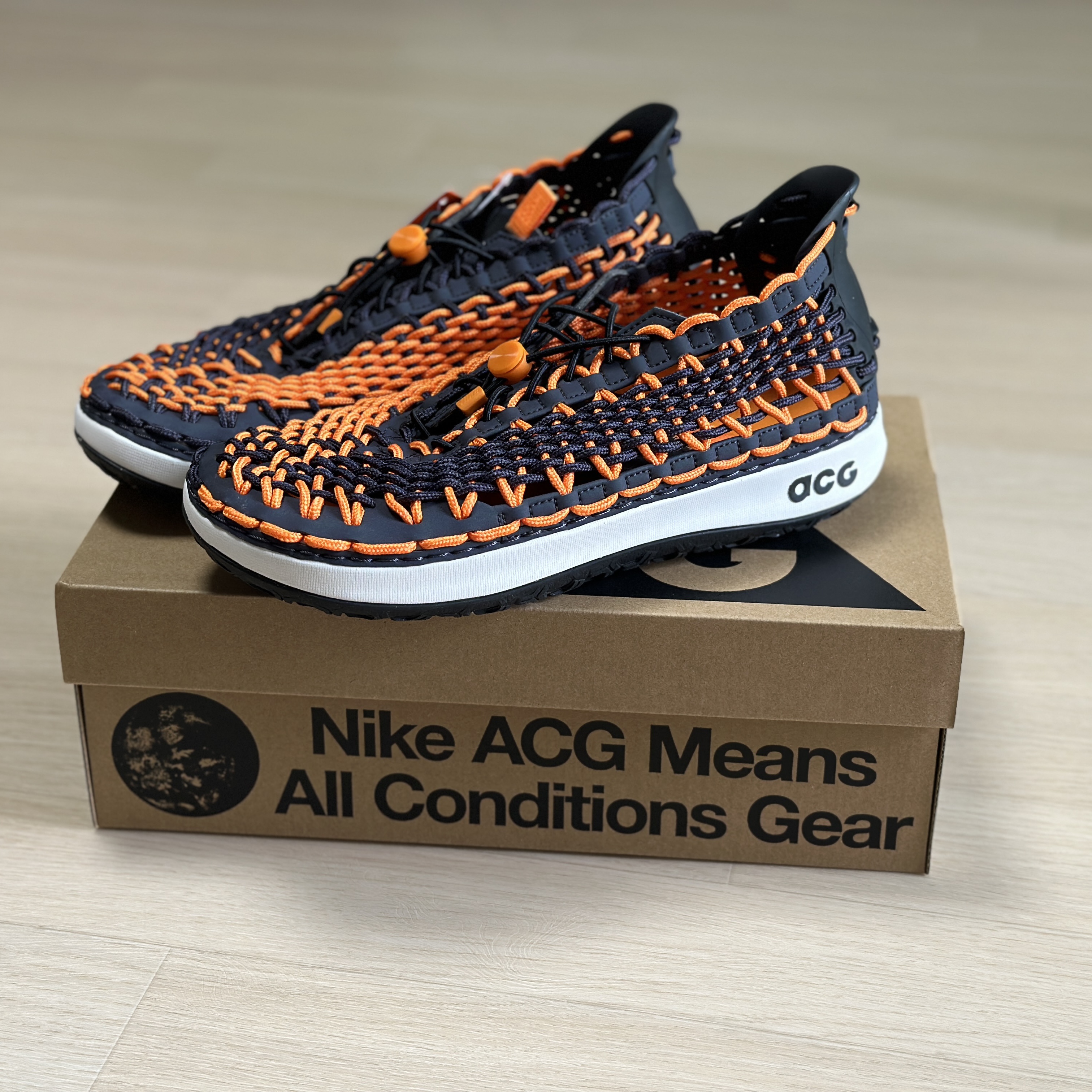 Nike ACG Watercat+ Bright Mandarin and Gridiron 착용 스타일