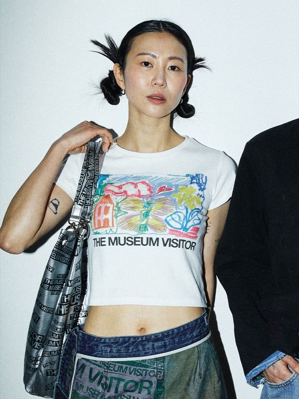 The Museum Visitor Women Crayon Art Printed T-Shirts White 착용 스타일