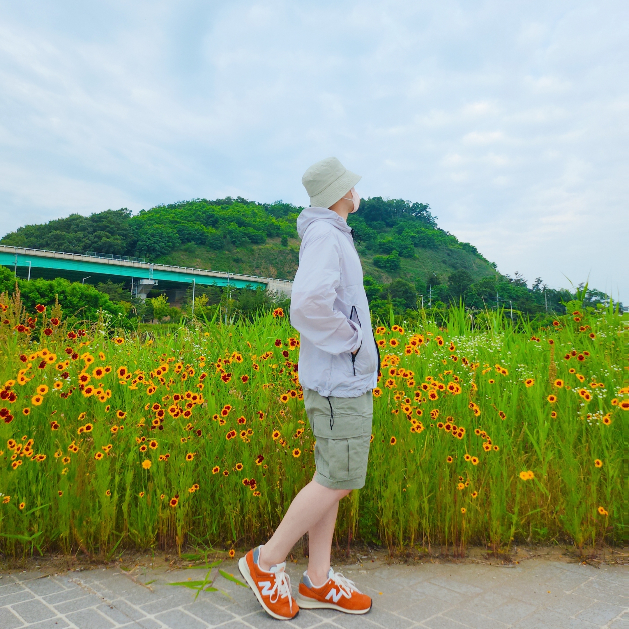 뉴발란스 574 헤리티지 오렌지 버스트 화이트 착용 스타일 - 2