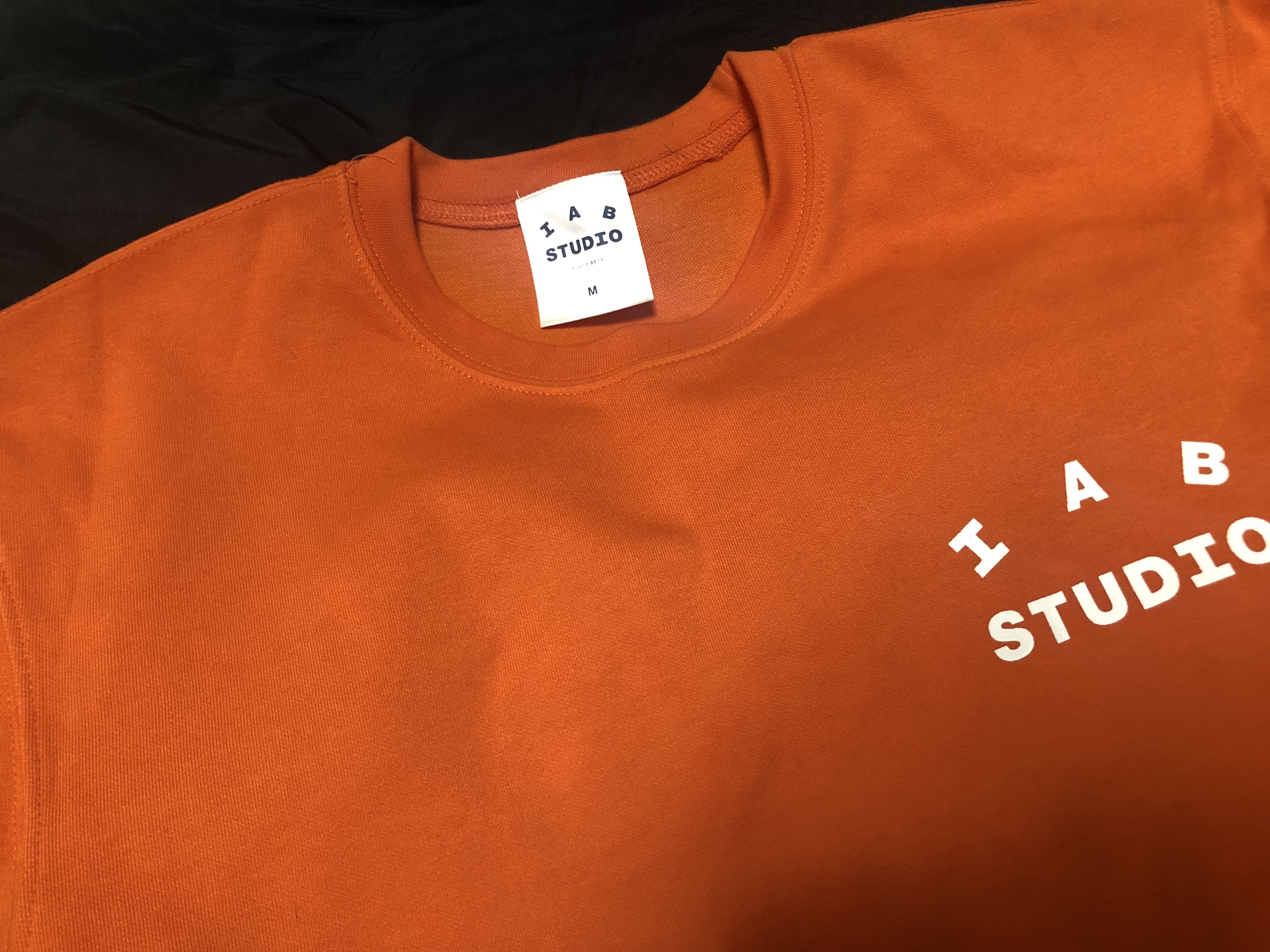 IAB Studio T-Shirt Orange 착용 스타일 - 1