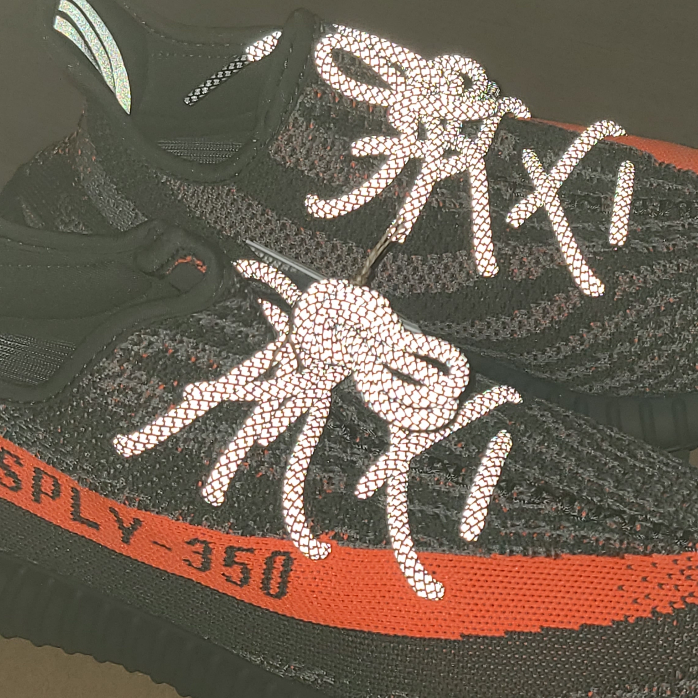 Adidas Yeezy Boost 350 V2 Carbon Beluga 착용 스타일 - 1