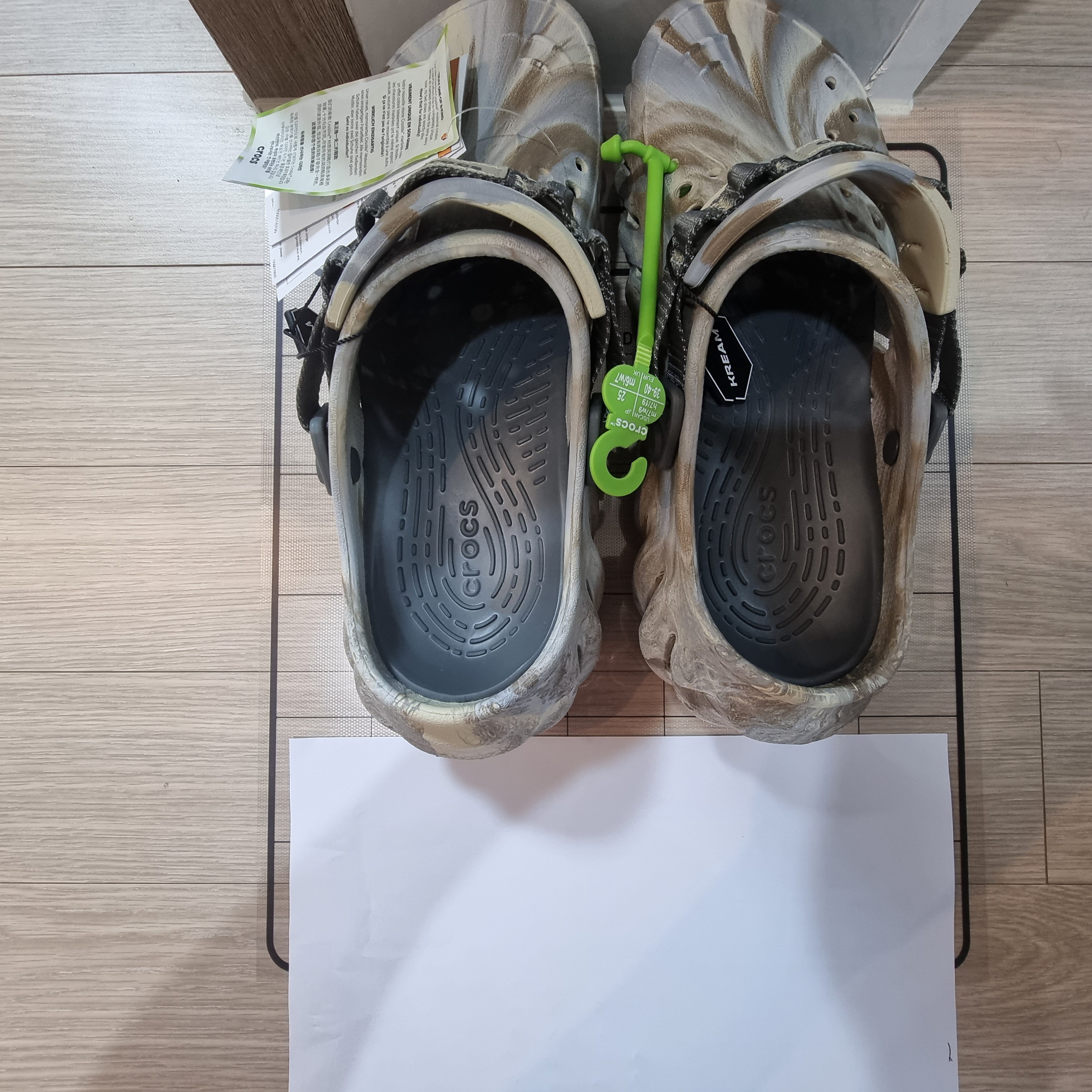 Crocs Echo Marbled Clog Bone Multi 착용 스타일 - 3