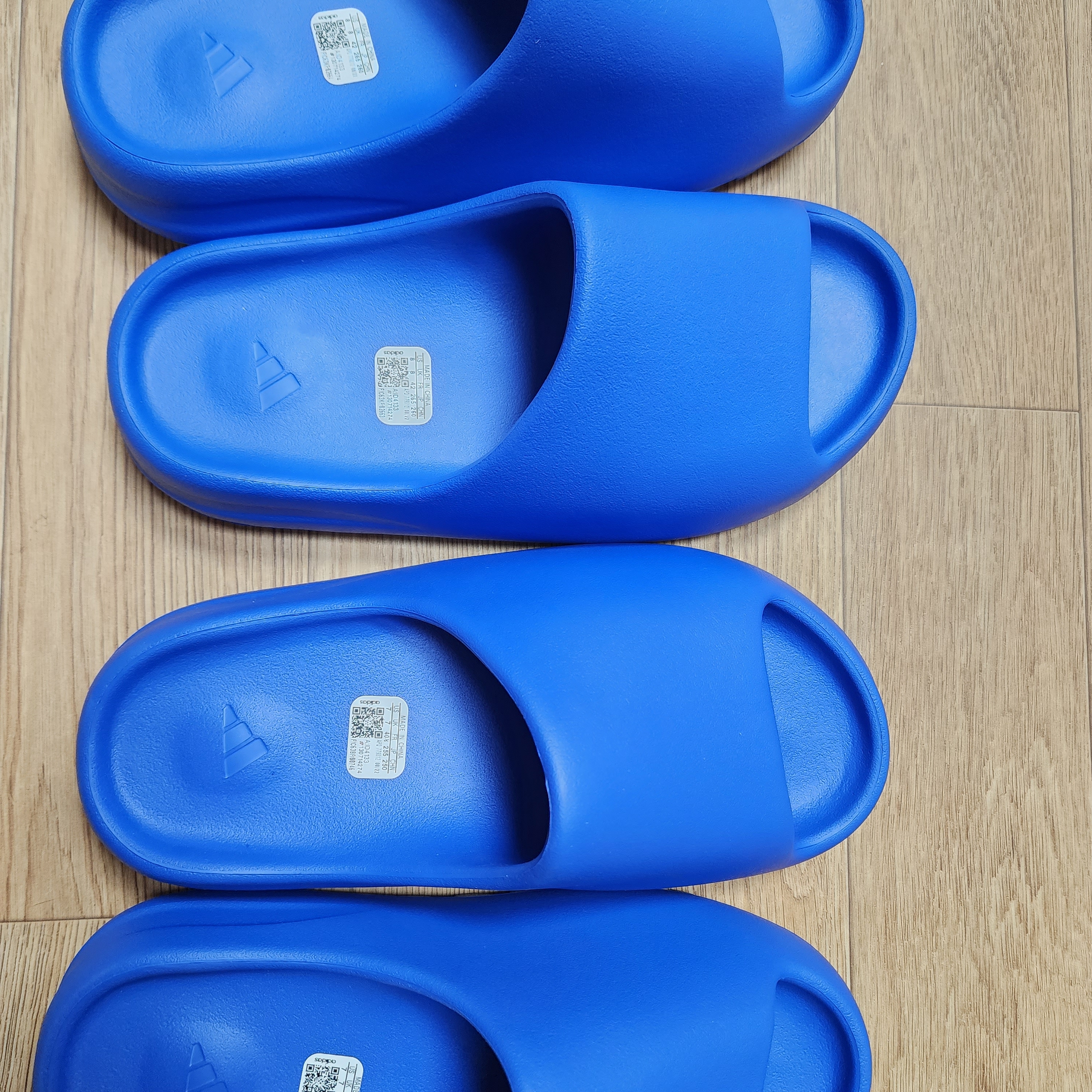 Adidas Yeezy Slide Azure 착용 스타일 - 2