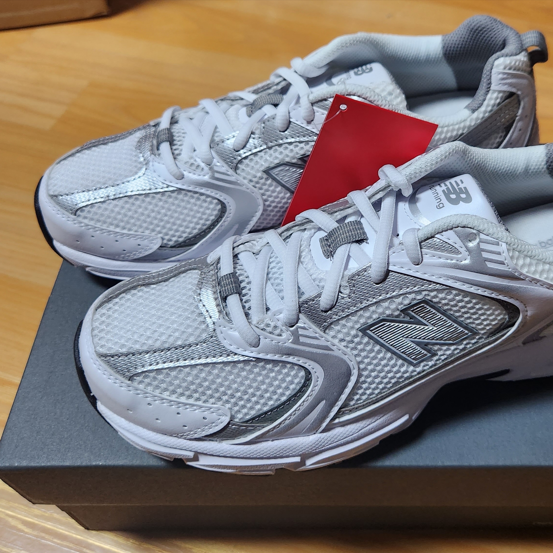 New Balance 530 White Silver 착용 스타일 - 3