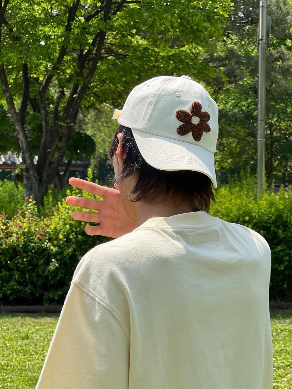 The Museum Visitor Bookle Flower Ballcap Ivory, The Museum Visitor Party Glitter Logo T-Shirts Yellow 착용 스타일