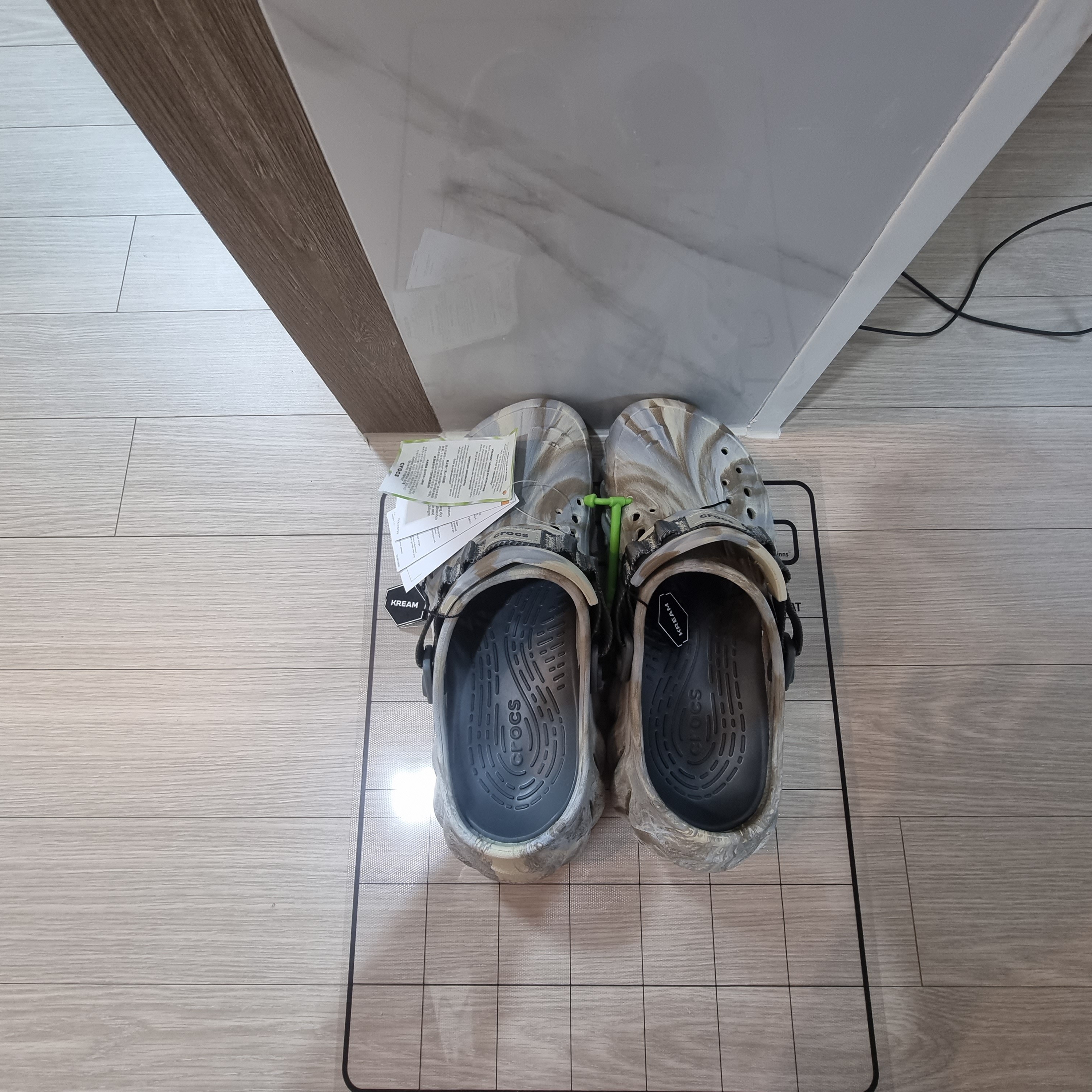 Crocs Echo Marbled Clog Bone Multi 착용 스타일 - 4
