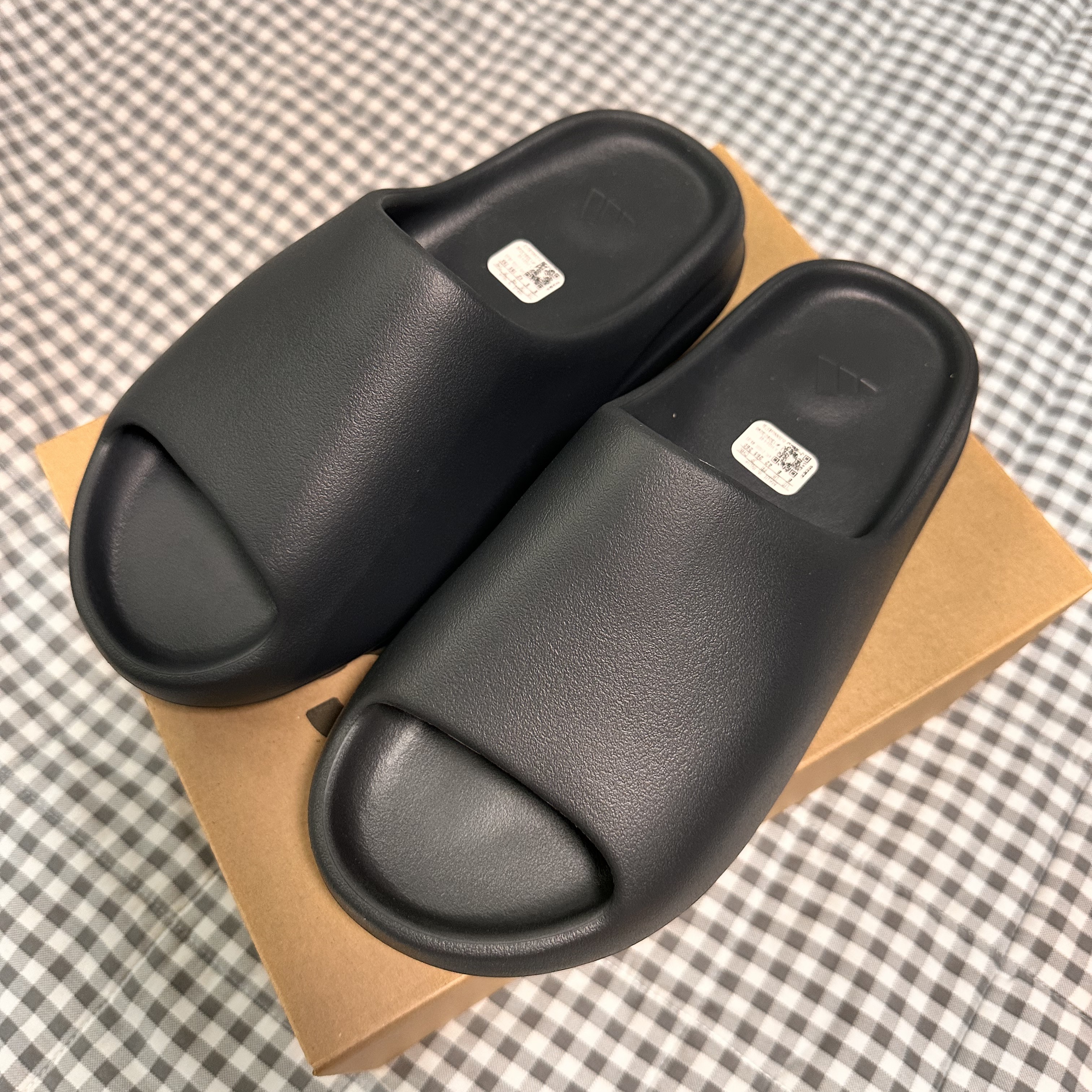 Adidas Yeezy Slide Onyx 착용 스타일 - 3