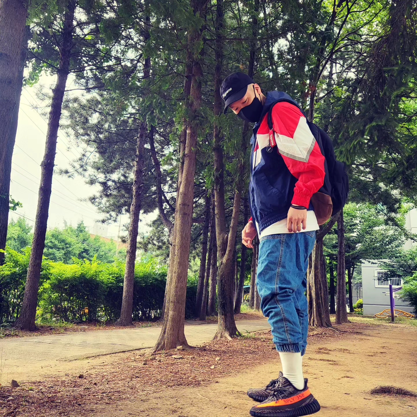 Supreme Washed Chino Twill Camp Cap Black, Supreme Webbing Keychain Red - 23SS 착용 스타일 - 1