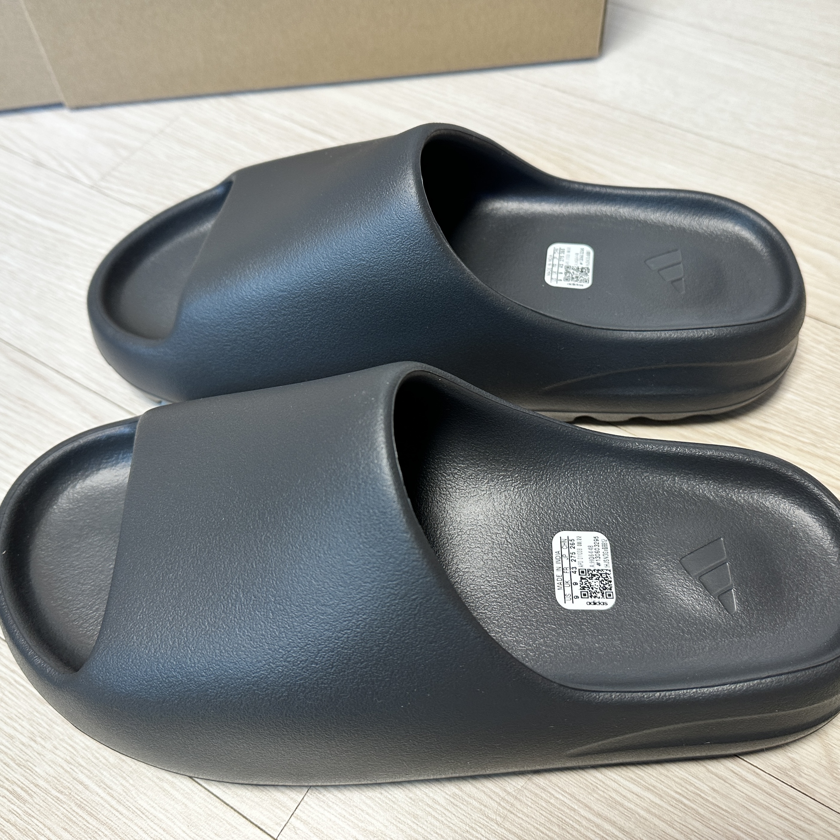 Adidas Yeezy Slide Onyx 착용 스타일 - 1