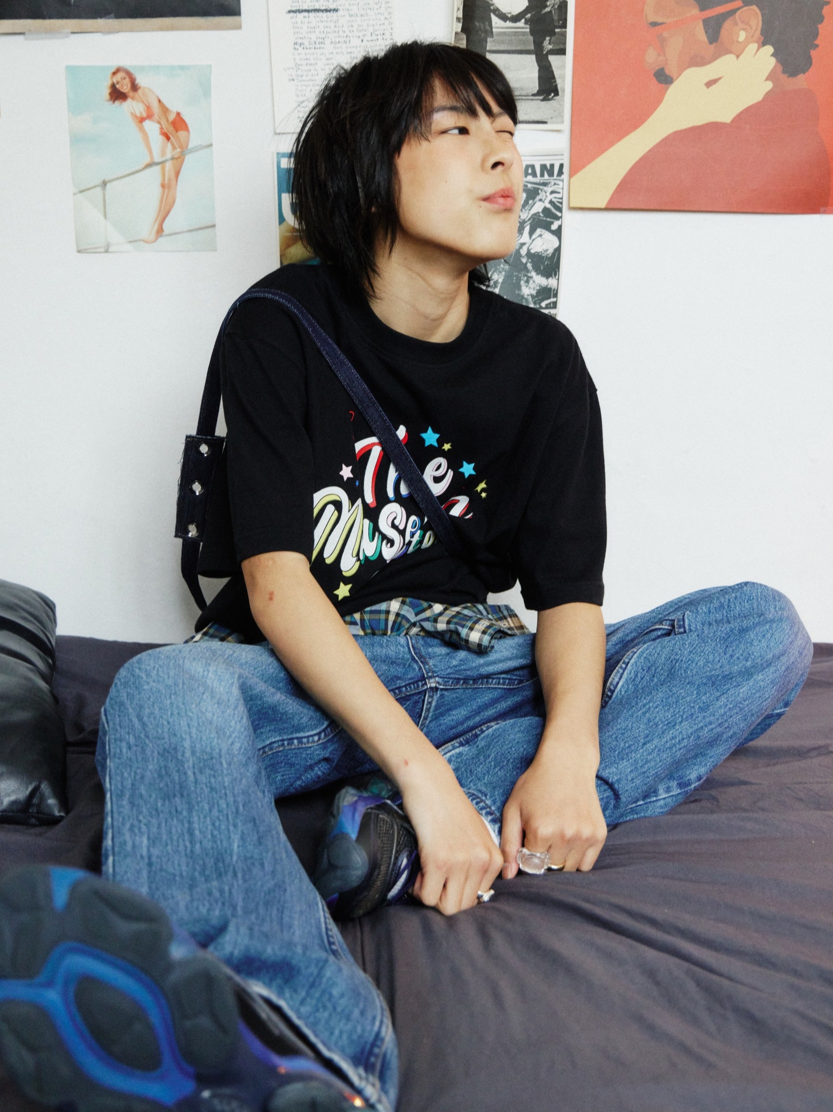 The Museum Visitor Party Glitter Logo T-Shirts Black, The Museum Visitor Washed Denim Minibag Dark Navy 착용 스타일