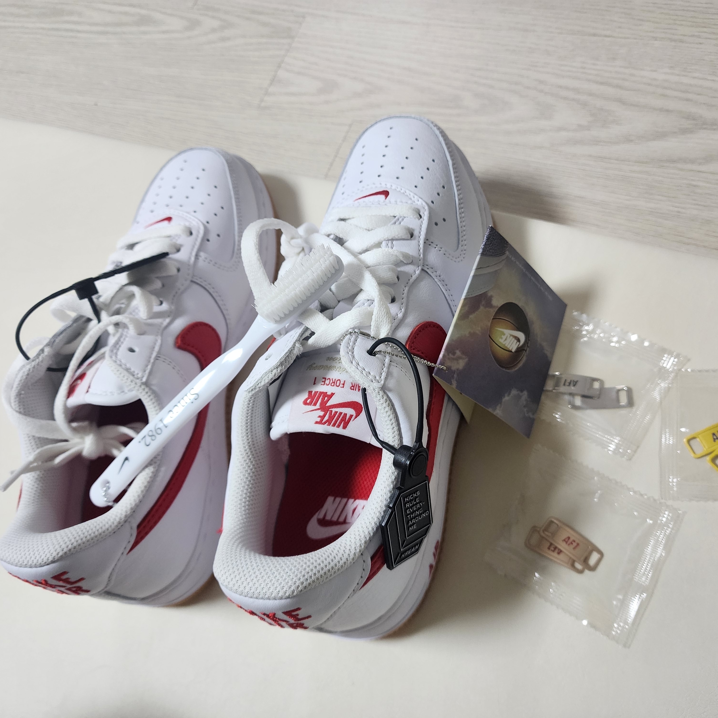Nike Air Force 1 Low Retro Color of the Month University Red 착용 스타일