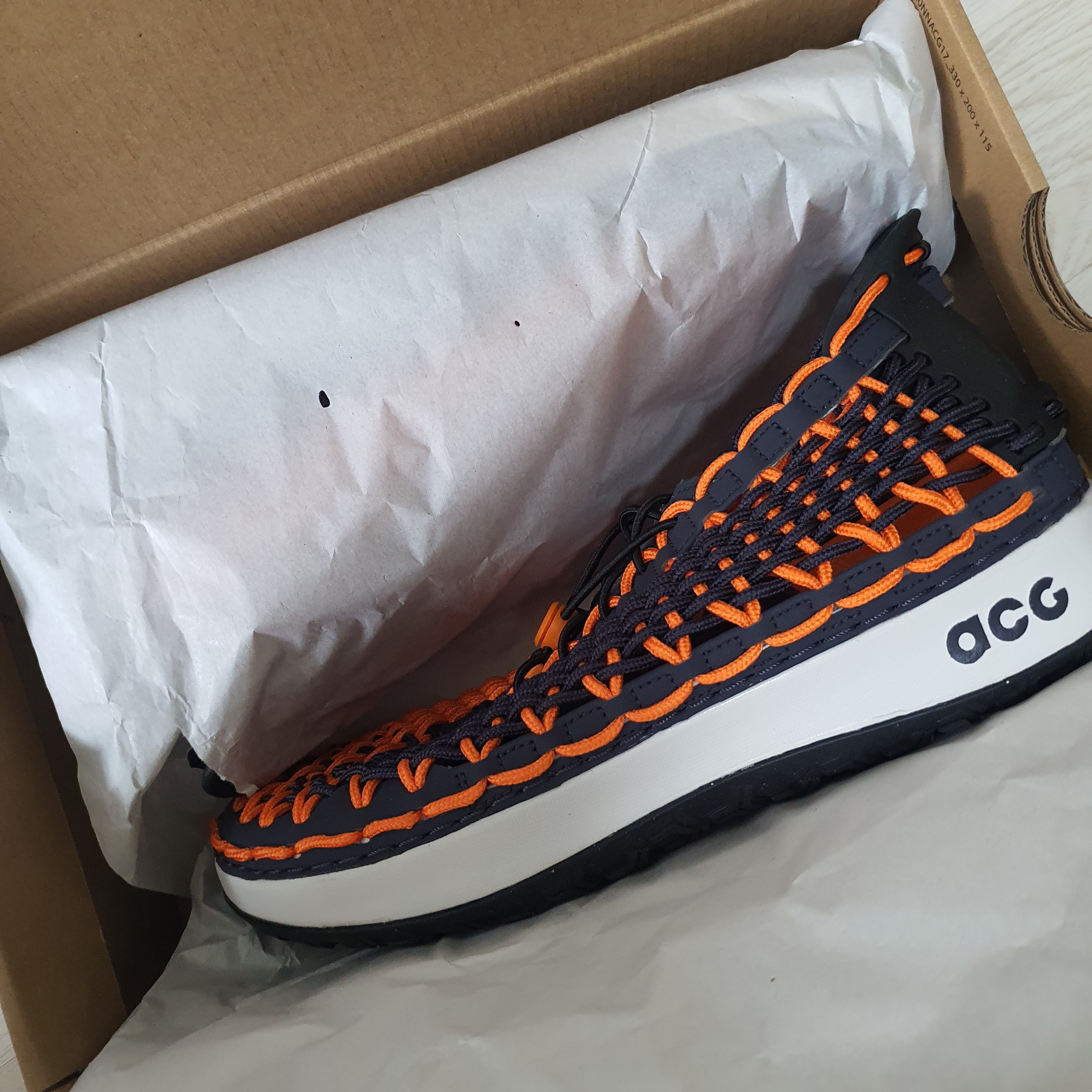 Nike ACG Watercat+ Bright Mandarin and Gridiron 착용 스타일 - 1