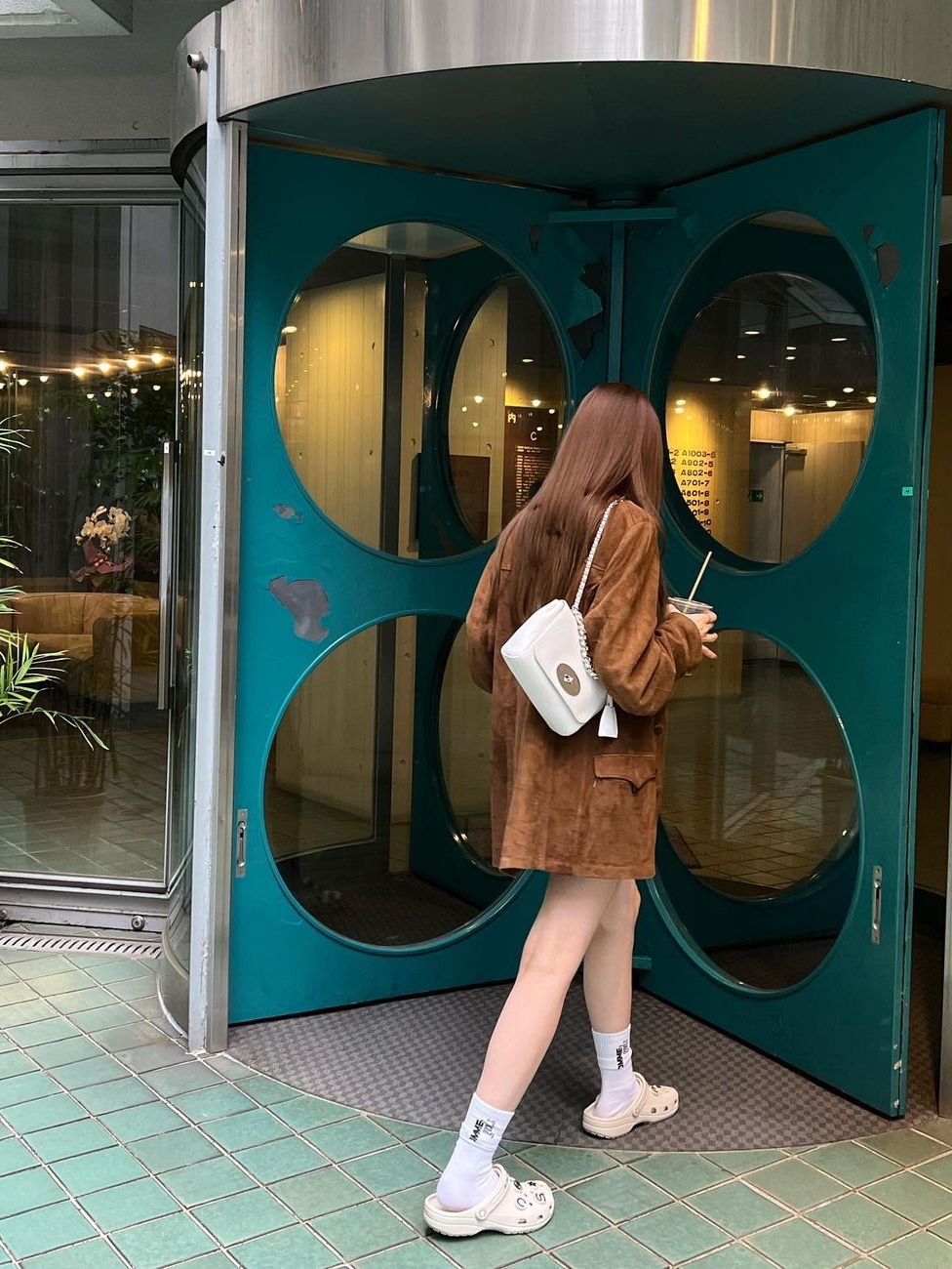 Crocs x 10 Corso Como Classic Clog Stucco 착용 스타일