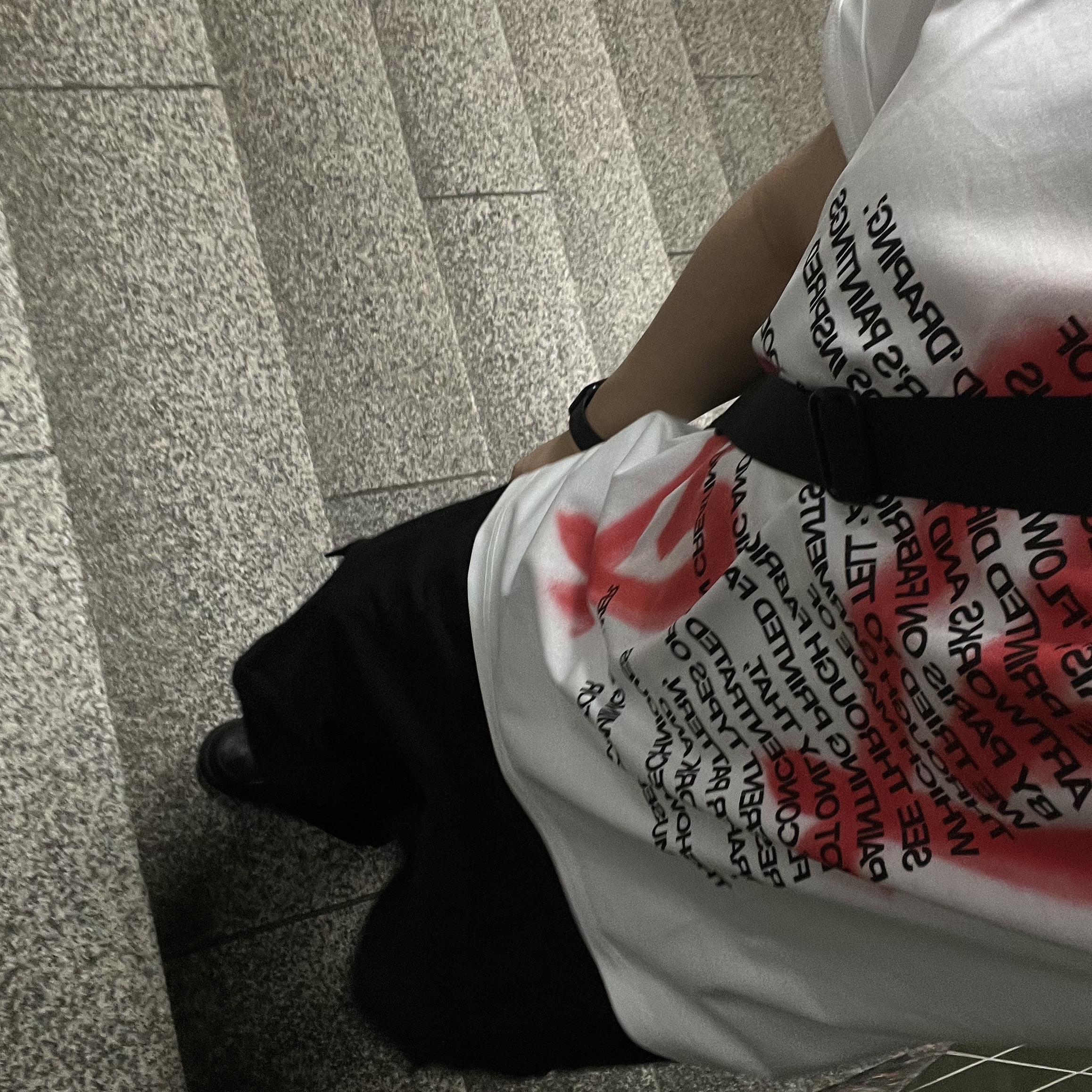 The Museum Visitor Heart Sprayed T-Shirt White 착용 스타일 - 2