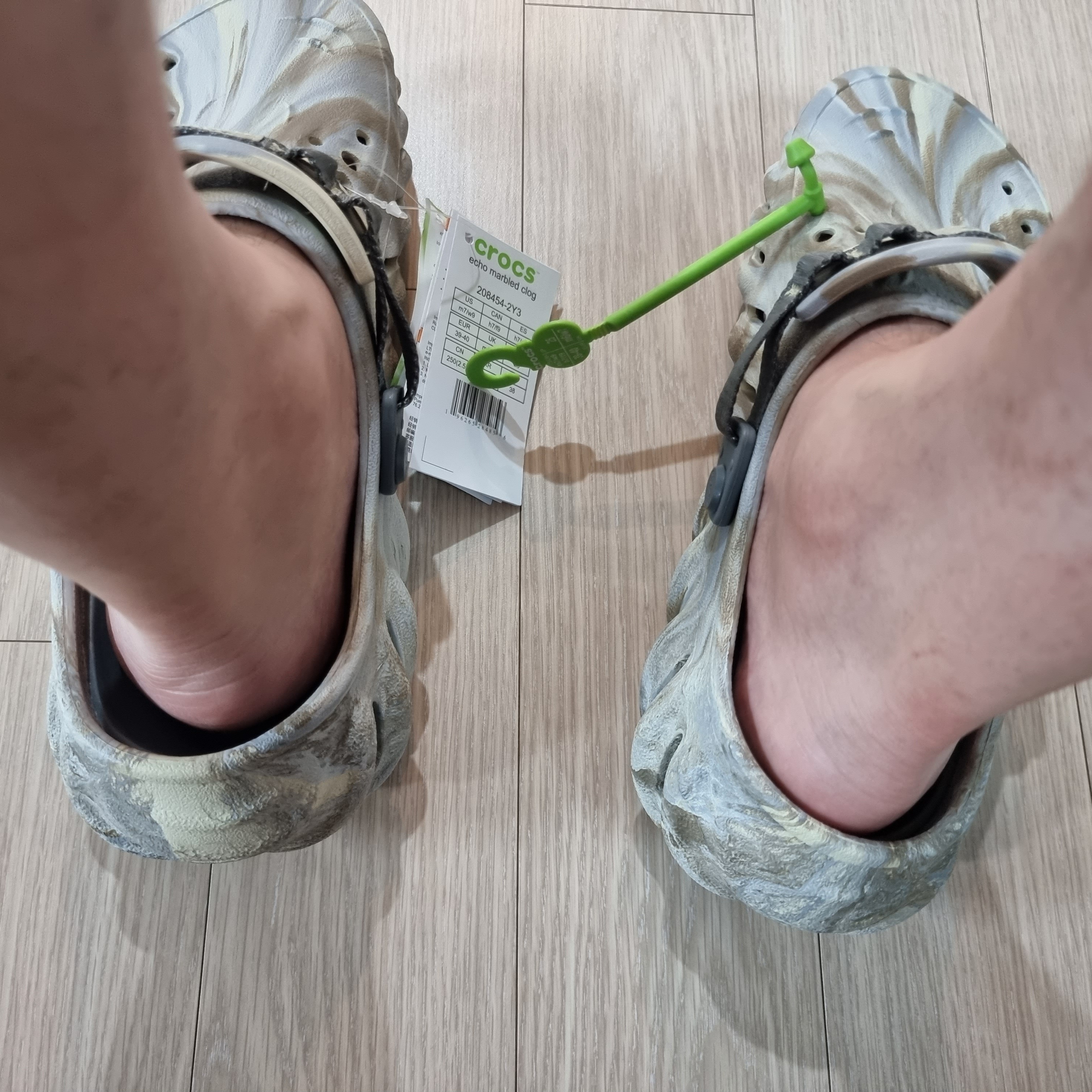 Crocs Echo Marbled Clog Bone Multi 착용 스타일 - 1