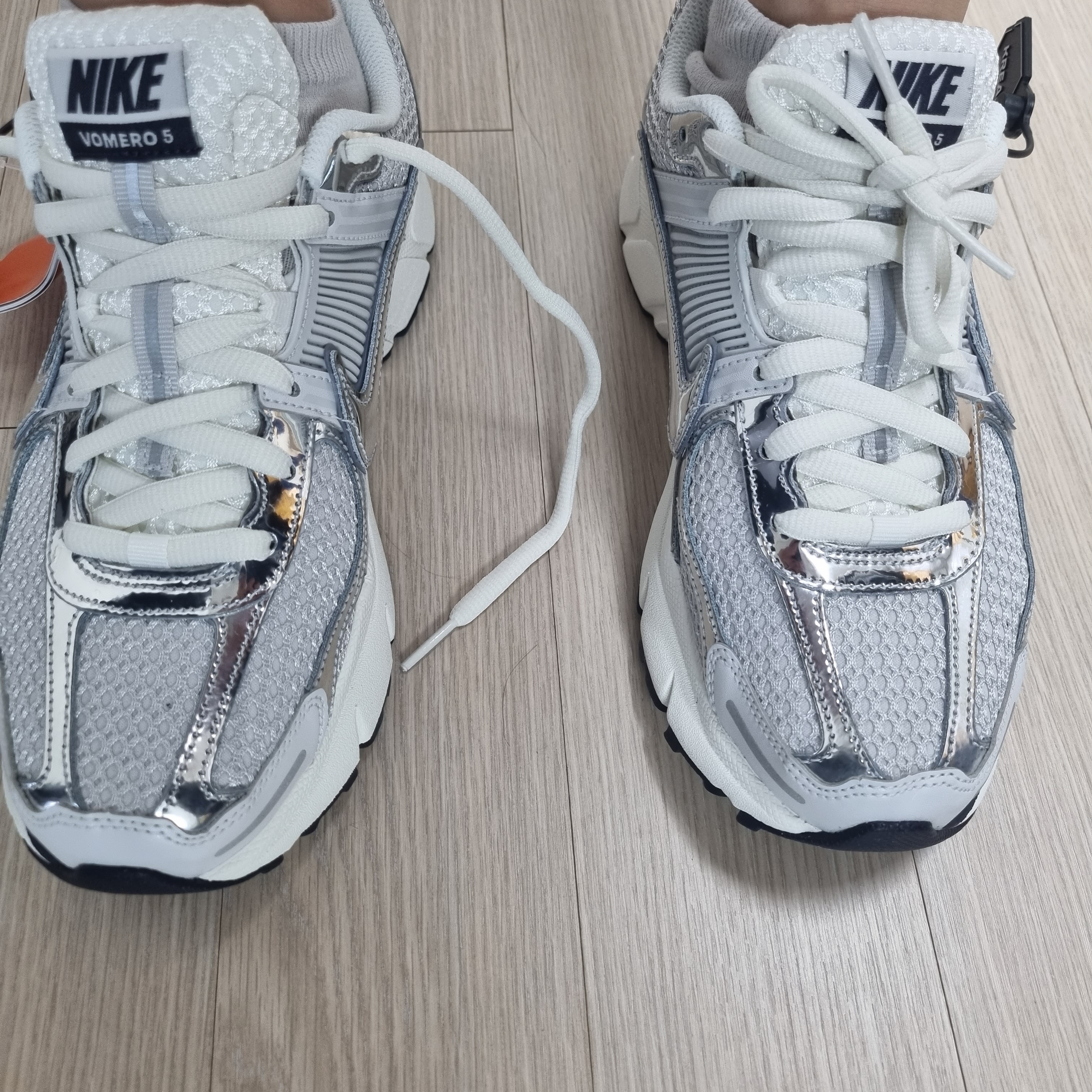 (W) Nike Zoom Vomero 5 Photon Dust and Metallic Silver 착용 스타일