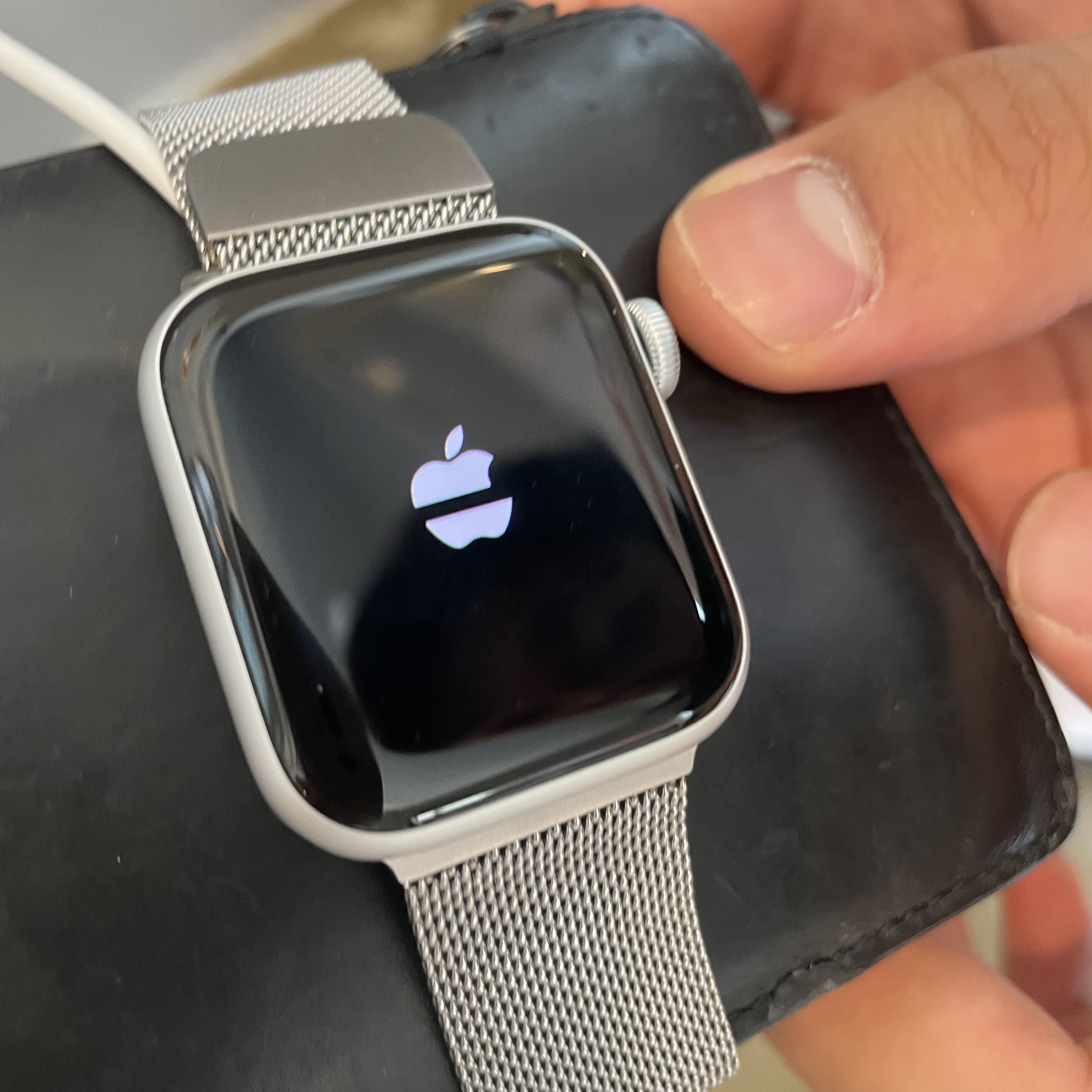 Apple Watch SE 40mm GPS Silver Aluminum Case with Sport Band Abyss Blue (Korean Ver.) 착용 스타일