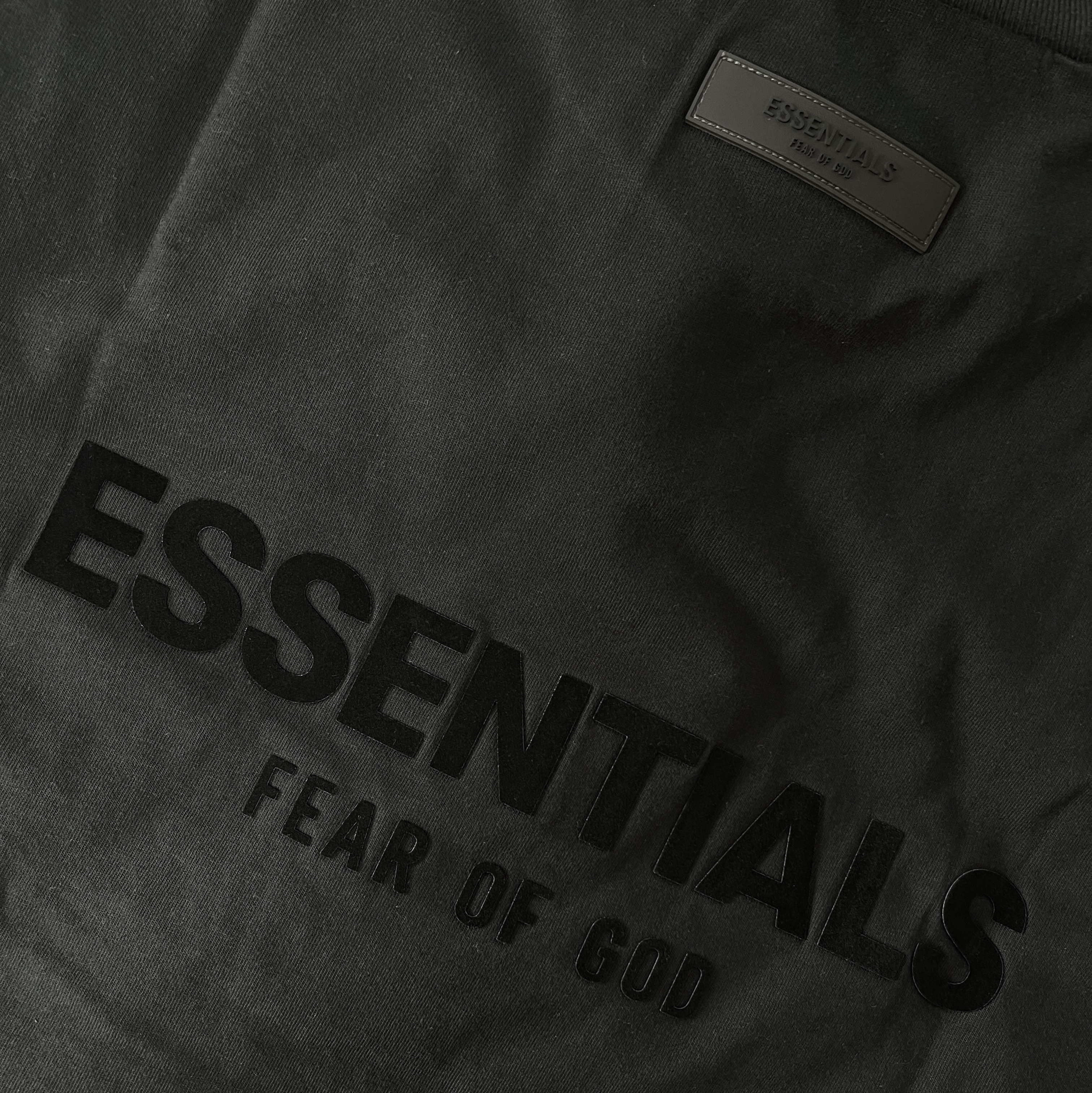 Essentials The Core Collection T-Shirt Stretch Limo 착용 스타일 - 2