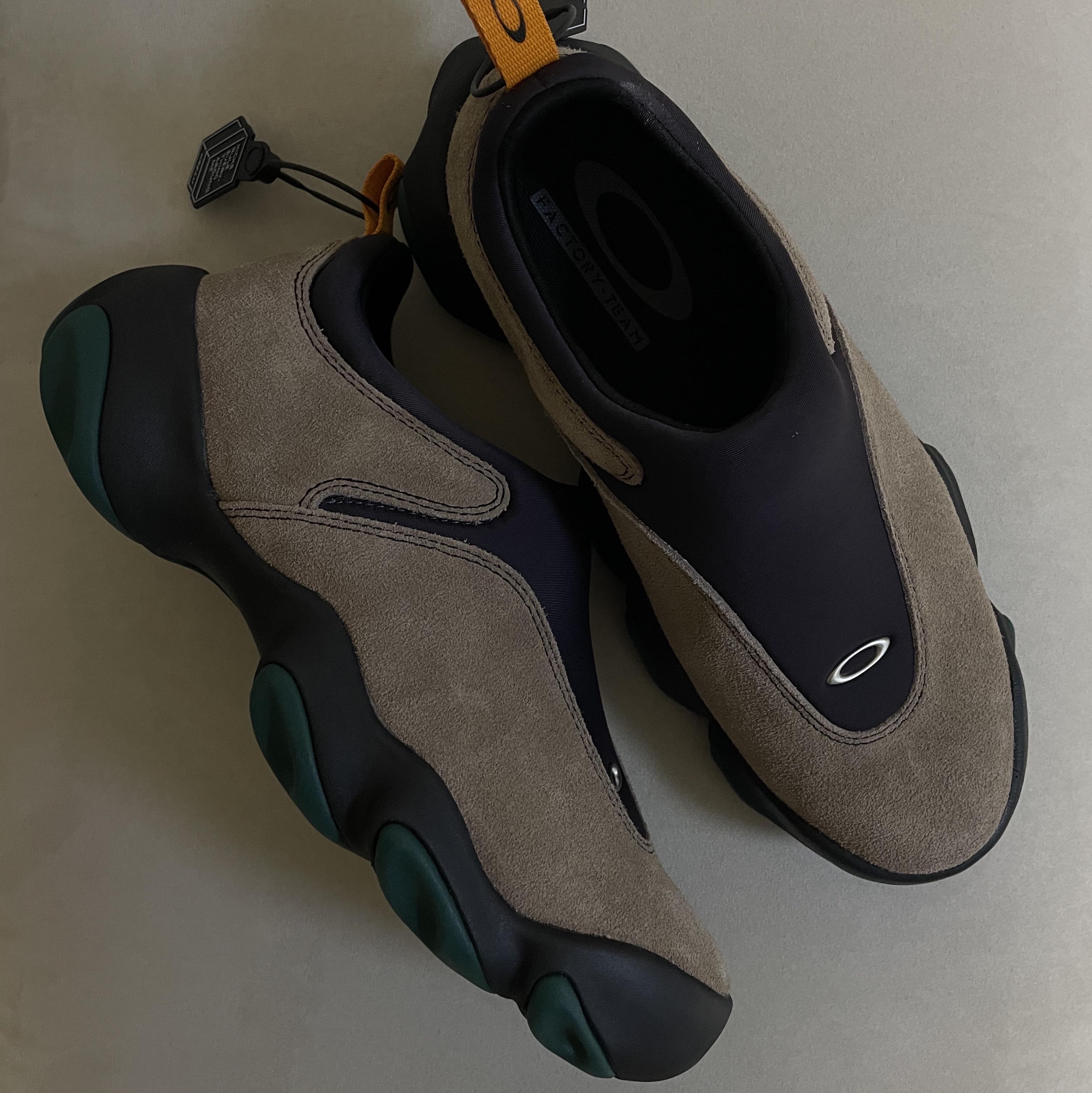 Oakley Factory Team x Brain Dead Suede Flesh Taupe 착용 스타일