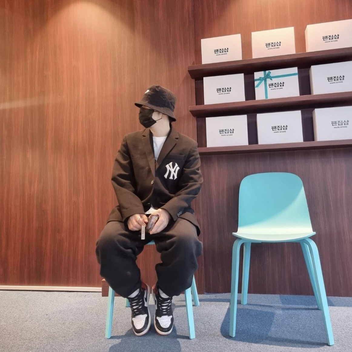 (W) Jordan 1 Retro High Satin Black Toe, Nike NRG Solo Swoosh Fleece Pants Black White - Asia 착용 스타일 - 2