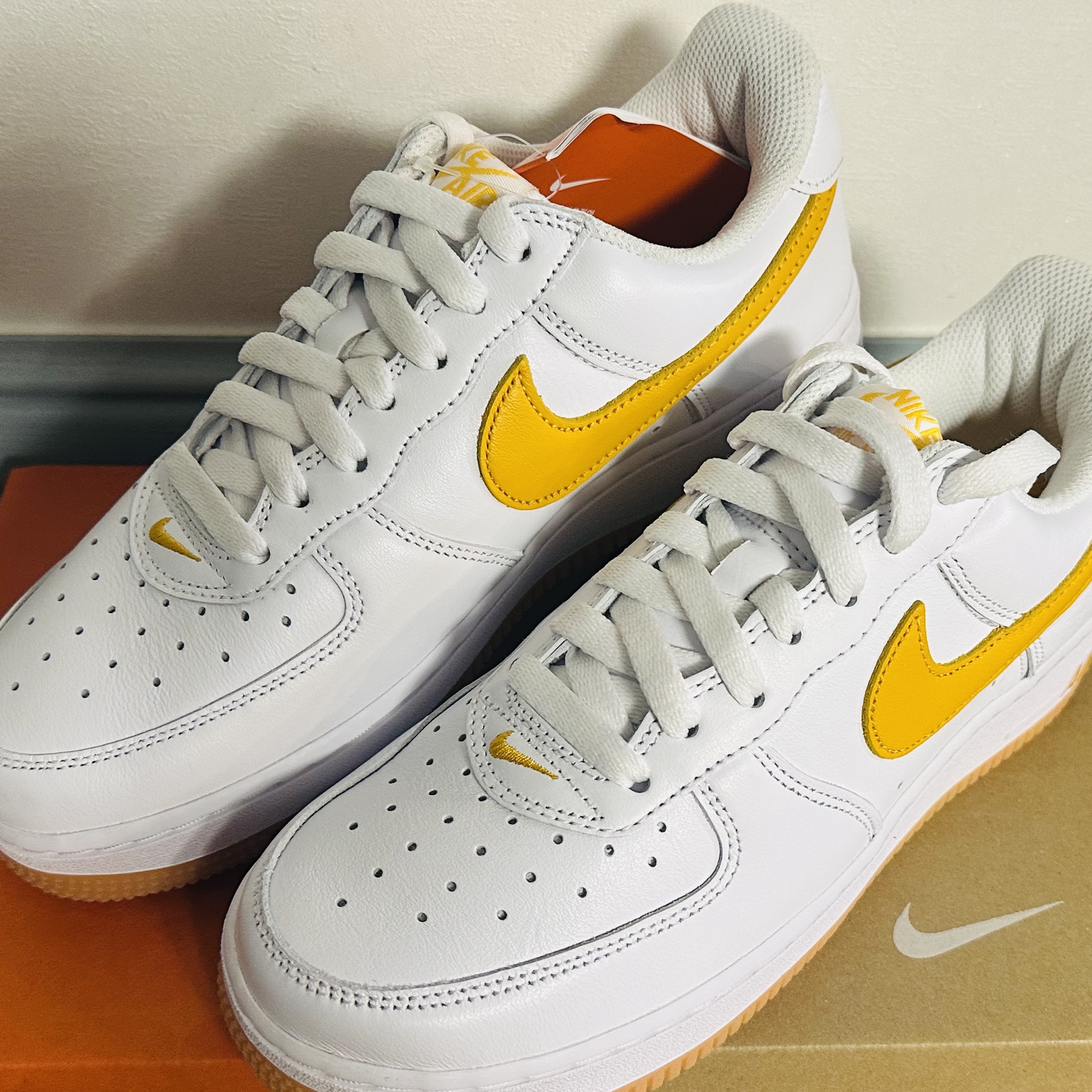Nike Air Force 1 Low Retro QS University Gold 착용 스타일