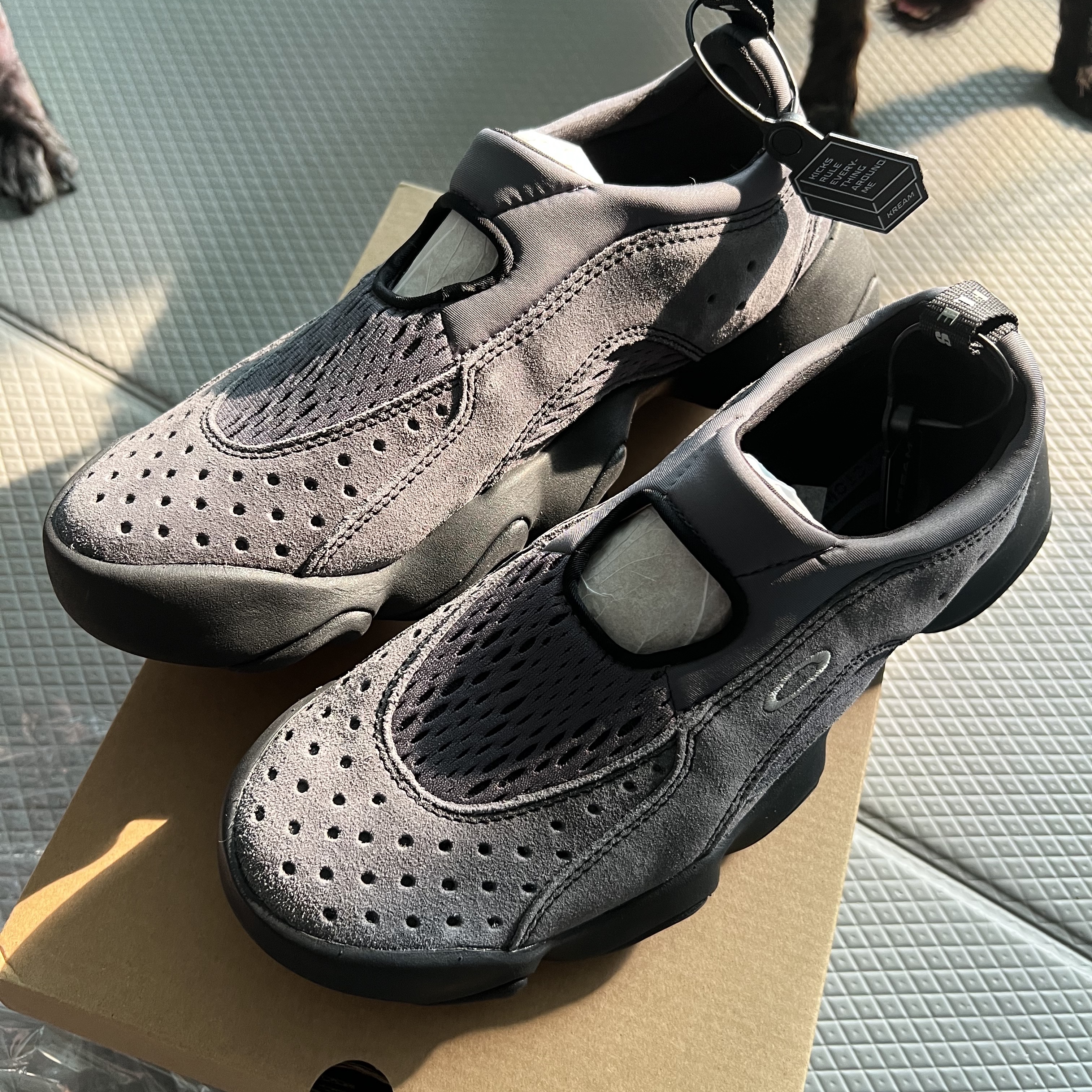 Oakley Factory Team x Brain Dead Flesh Sandal Asphalt 착용 스타일 - 2