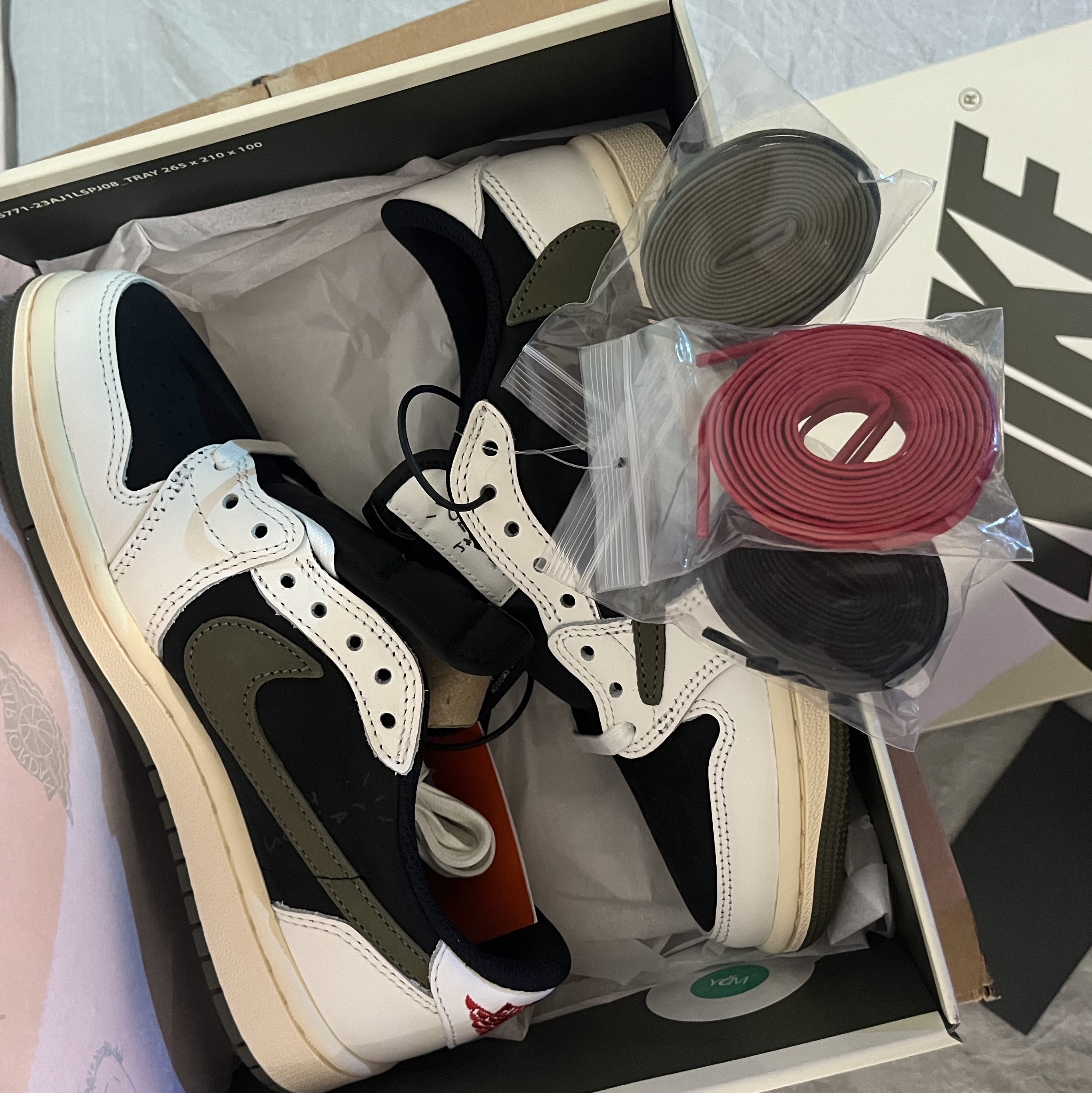 (W) Jordan 1 x Travis Scott Retro Low OG SP Medium Olive 착용 스타일 - 4