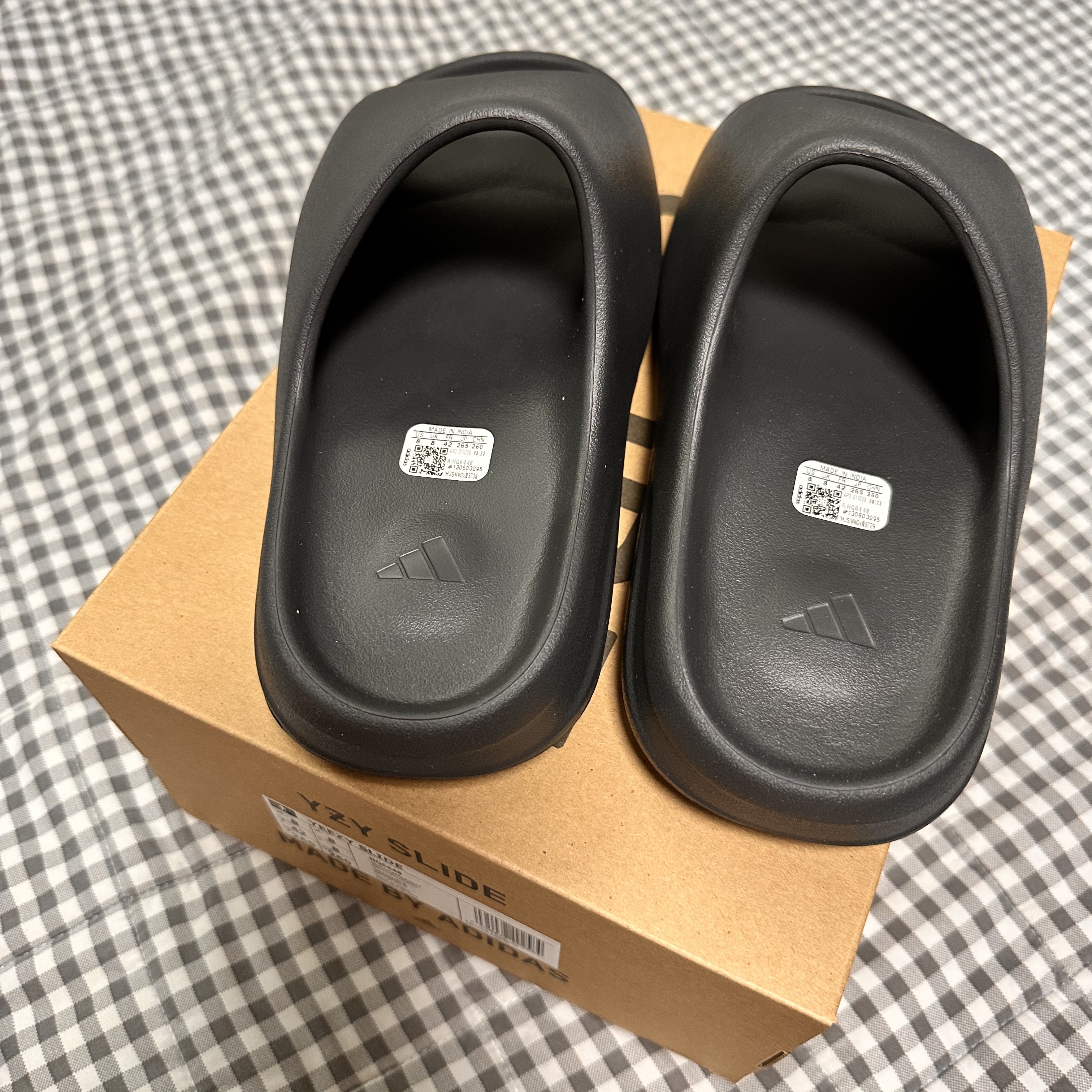 Adidas Yeezy Slide Onyx 착용 스타일 - 5