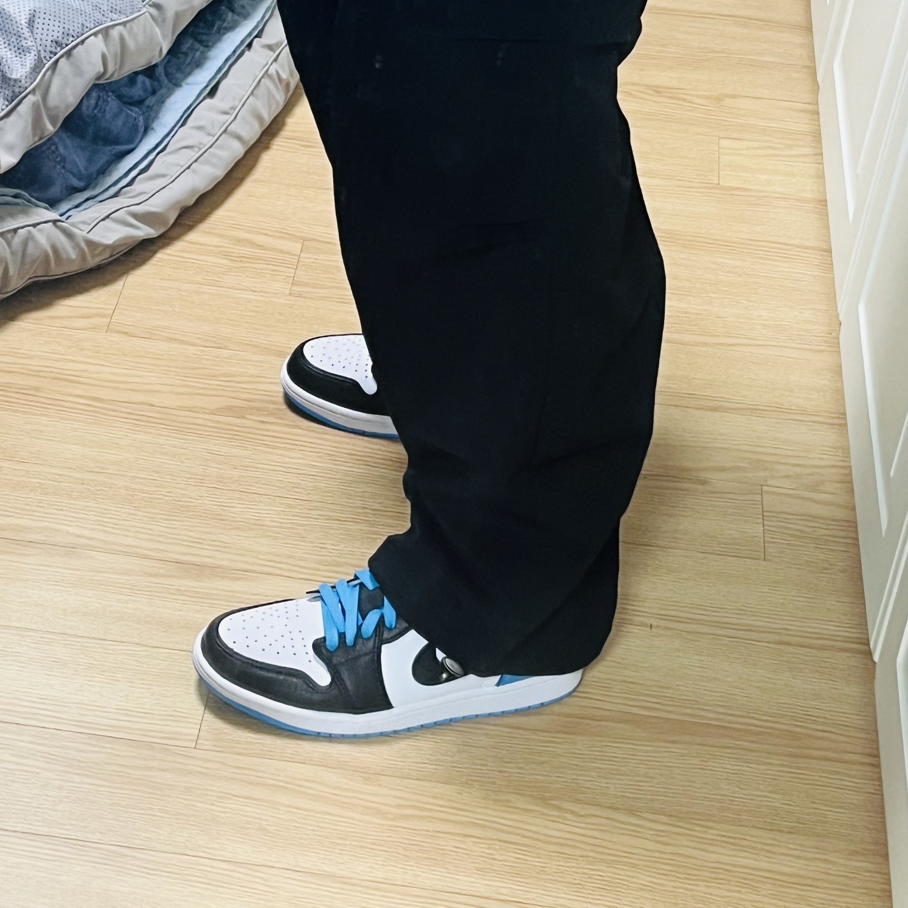 Jordan 1 Retro Low OG Black and Dark Powder Blue 착용 스타일 - 2