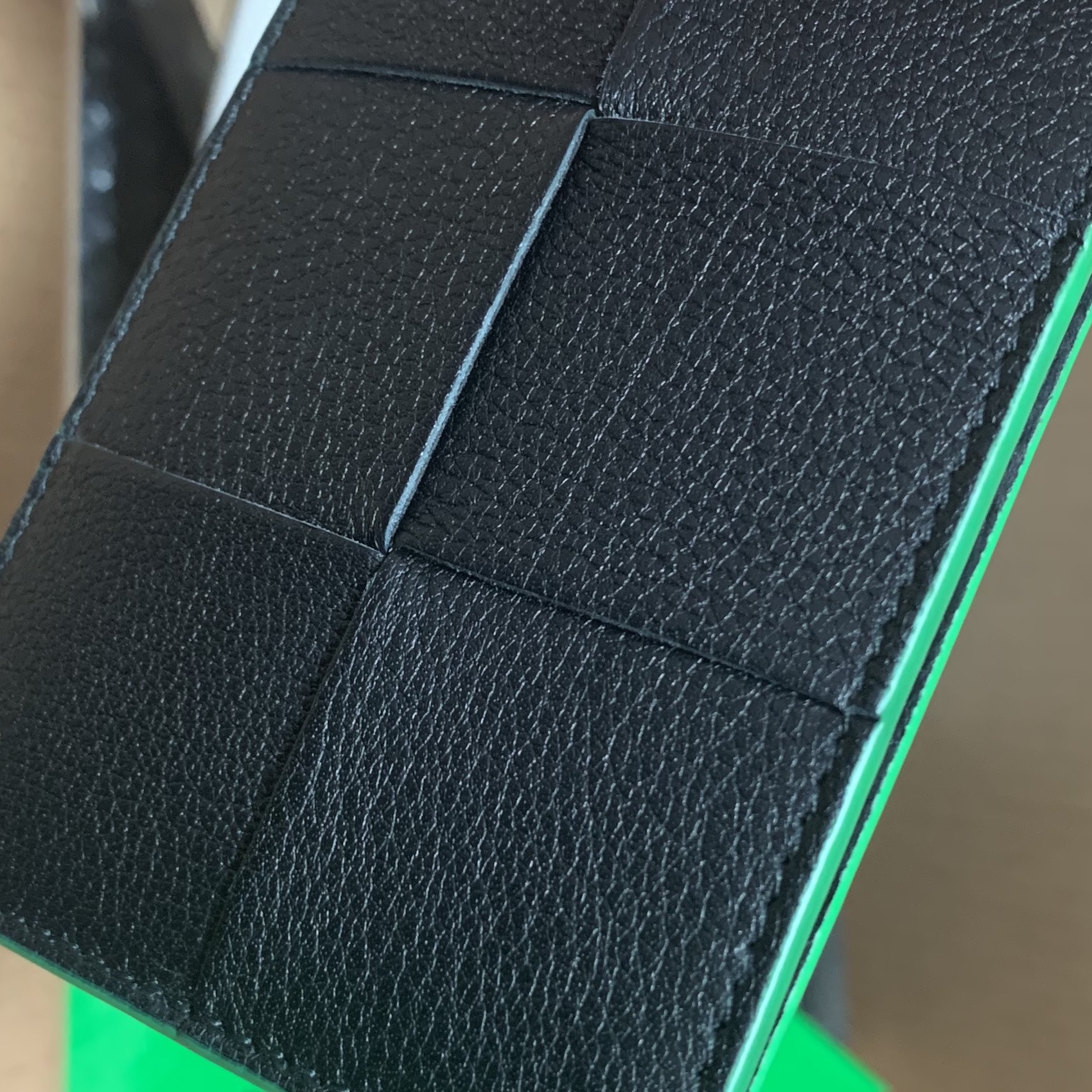 Bottega Veneta Leather Credit Card Case Black Parakeet 착용 스타일