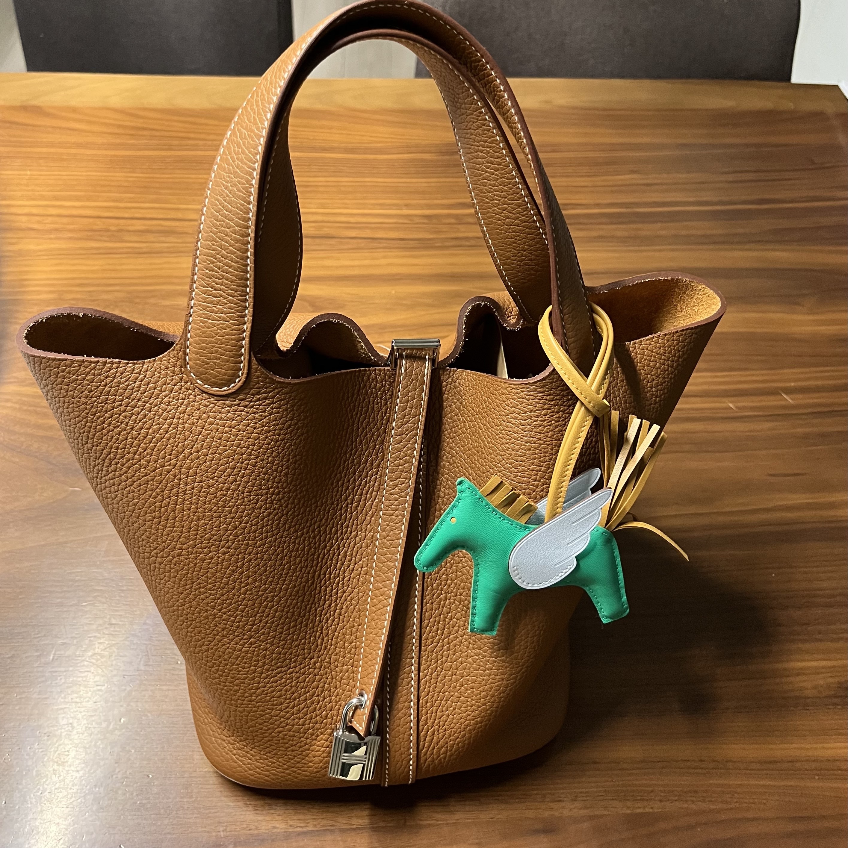 Hermes Picotin Lock 22 Bag Clemence & Palladium Gold 착용 스타일