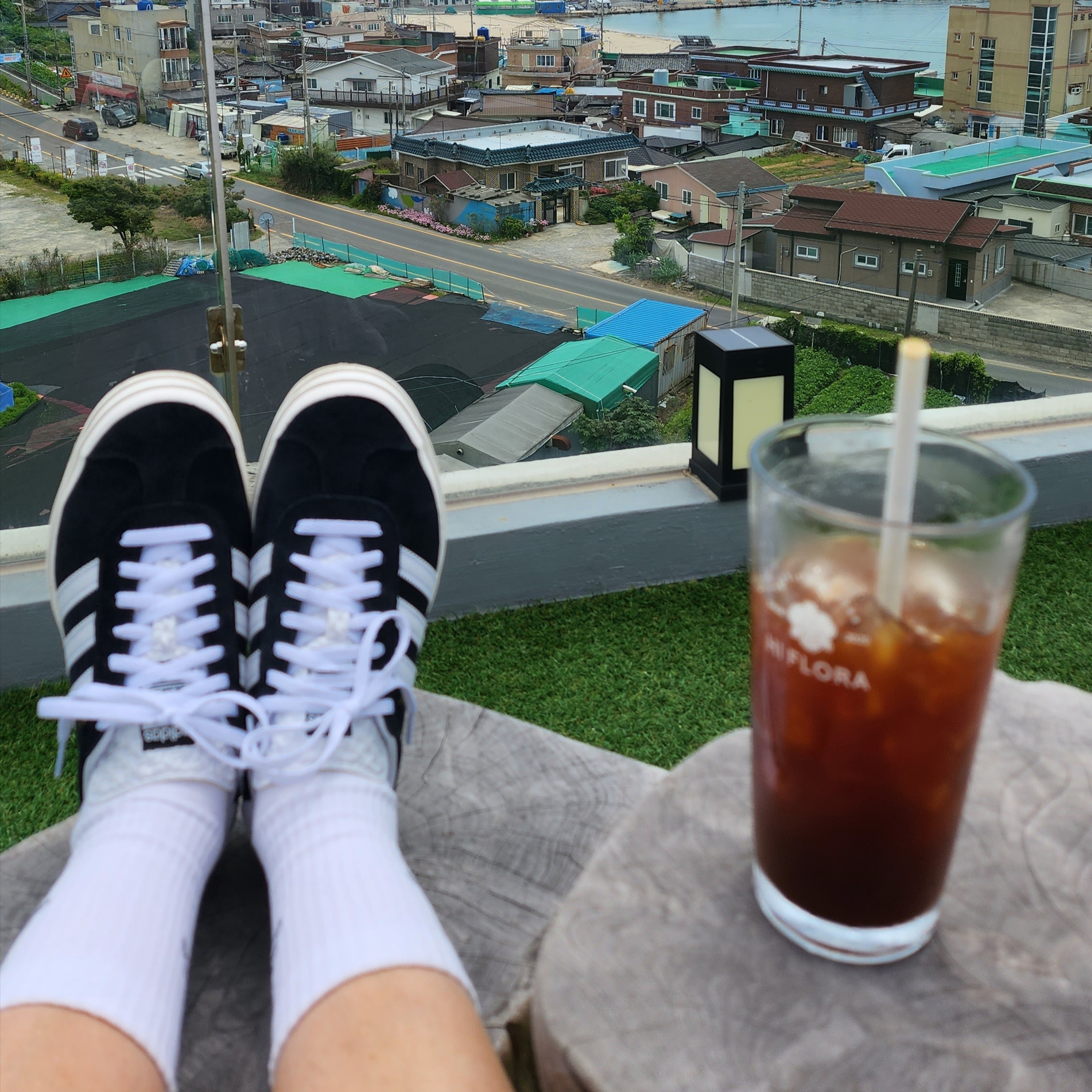 (W) Adidas Gazelle Bold Core Black Cloud White 착용 스타일