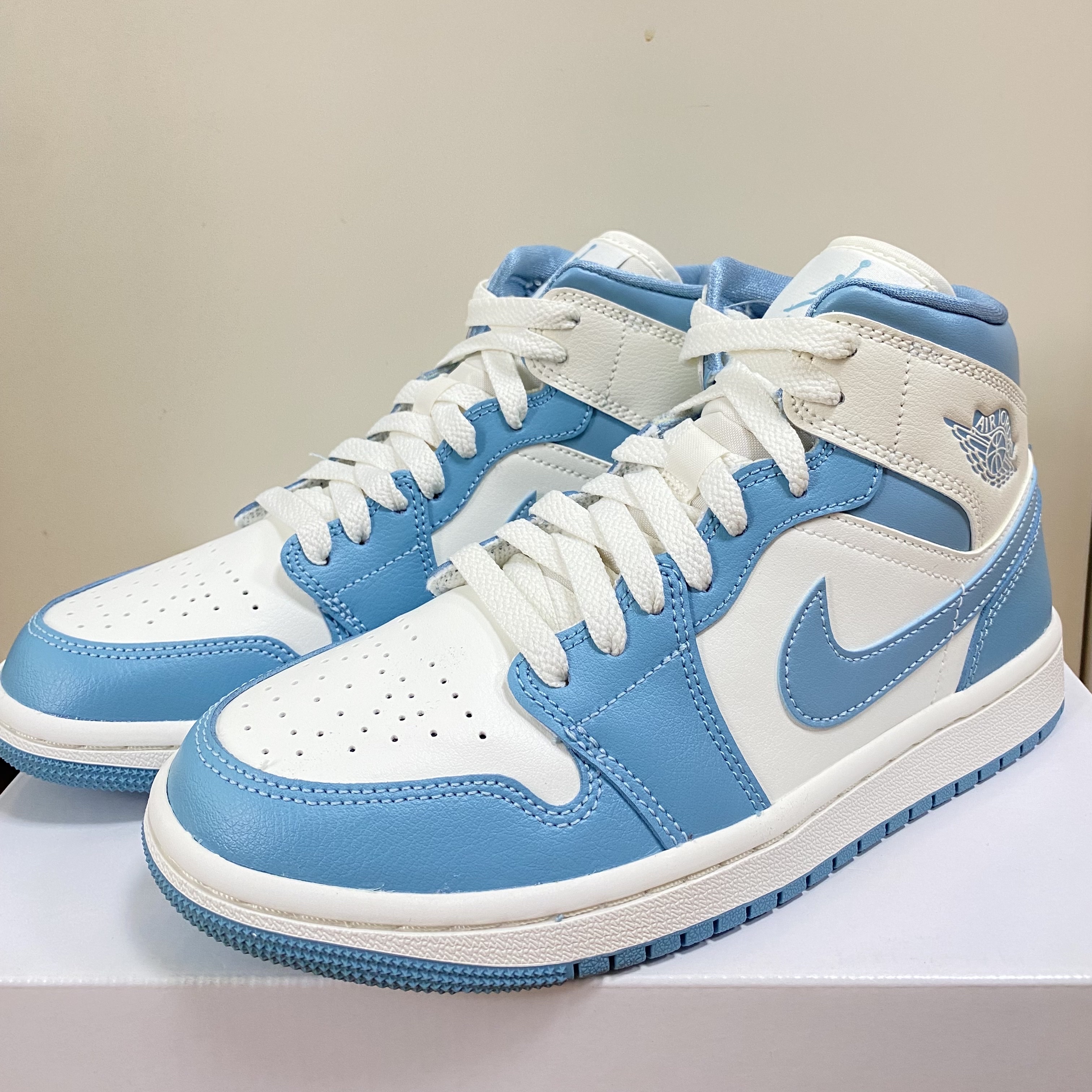 (W) Jordan 1 Mid Sail and Worn Blue 착용 스타일 - 2