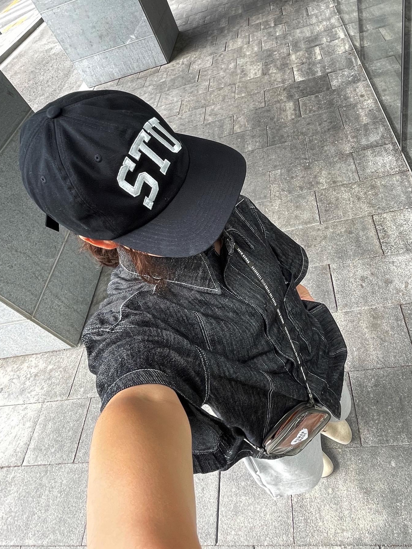 Stussy Stu Arch Strapback Cap Black 착용 스타일 - 4