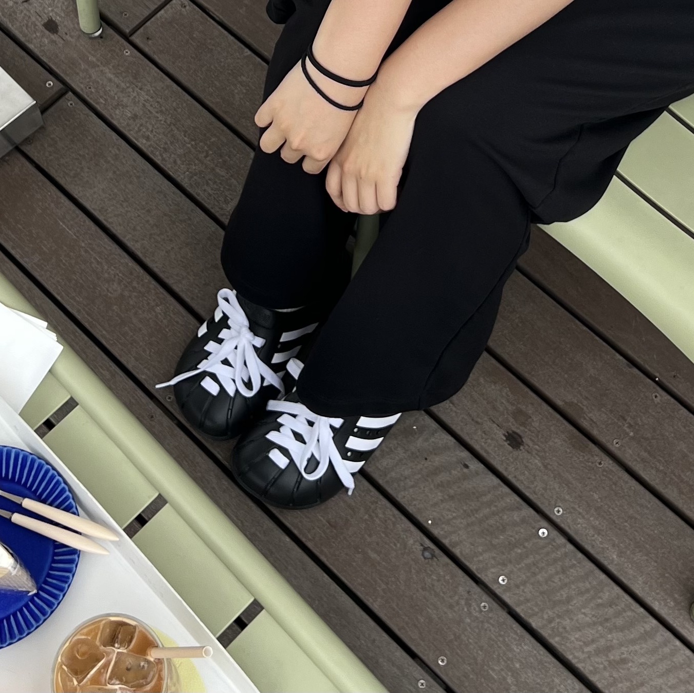 Adidas Adilette Clog Black White 착용 스타일 - 2