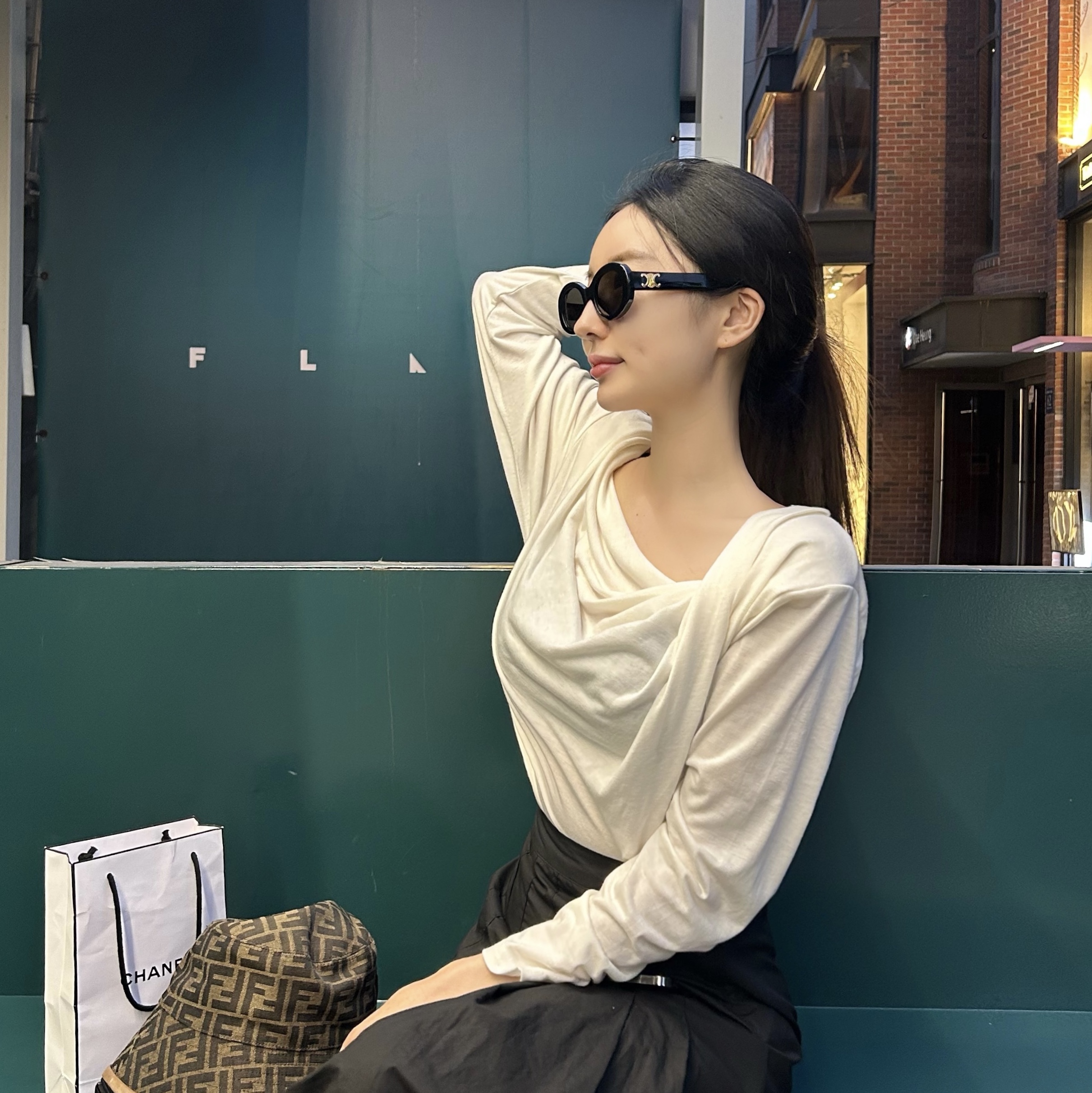 Fendi FF Jacquard Fabric Bucket Hat Brown, (W) Celine Triomphe 01 Sunglasses in Acetate Black 착용 스타일